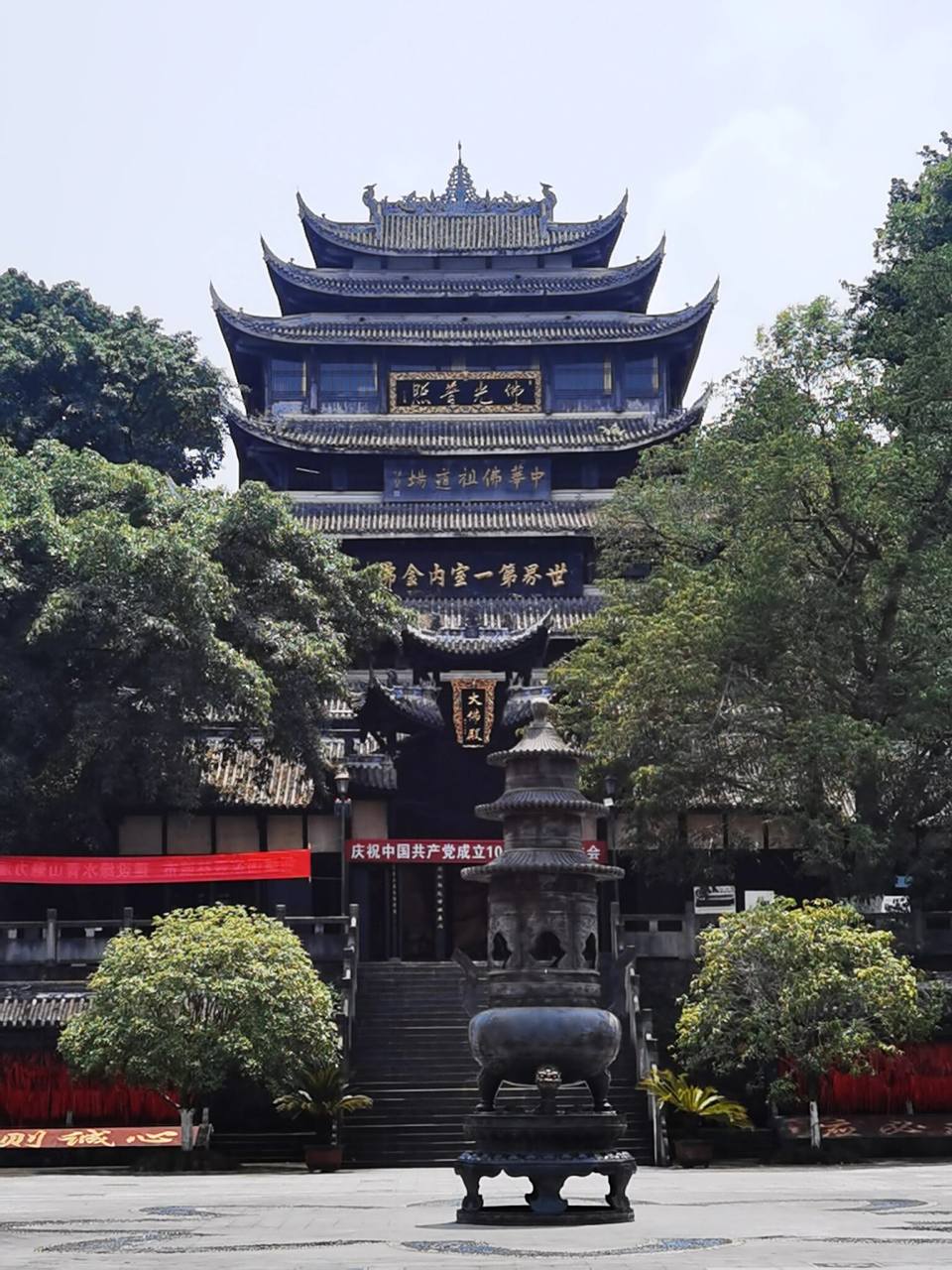 潼南大佛 潼南大佛寺依山傍水而建,大佛阁为七檐歇山式建筑,阁内为凿