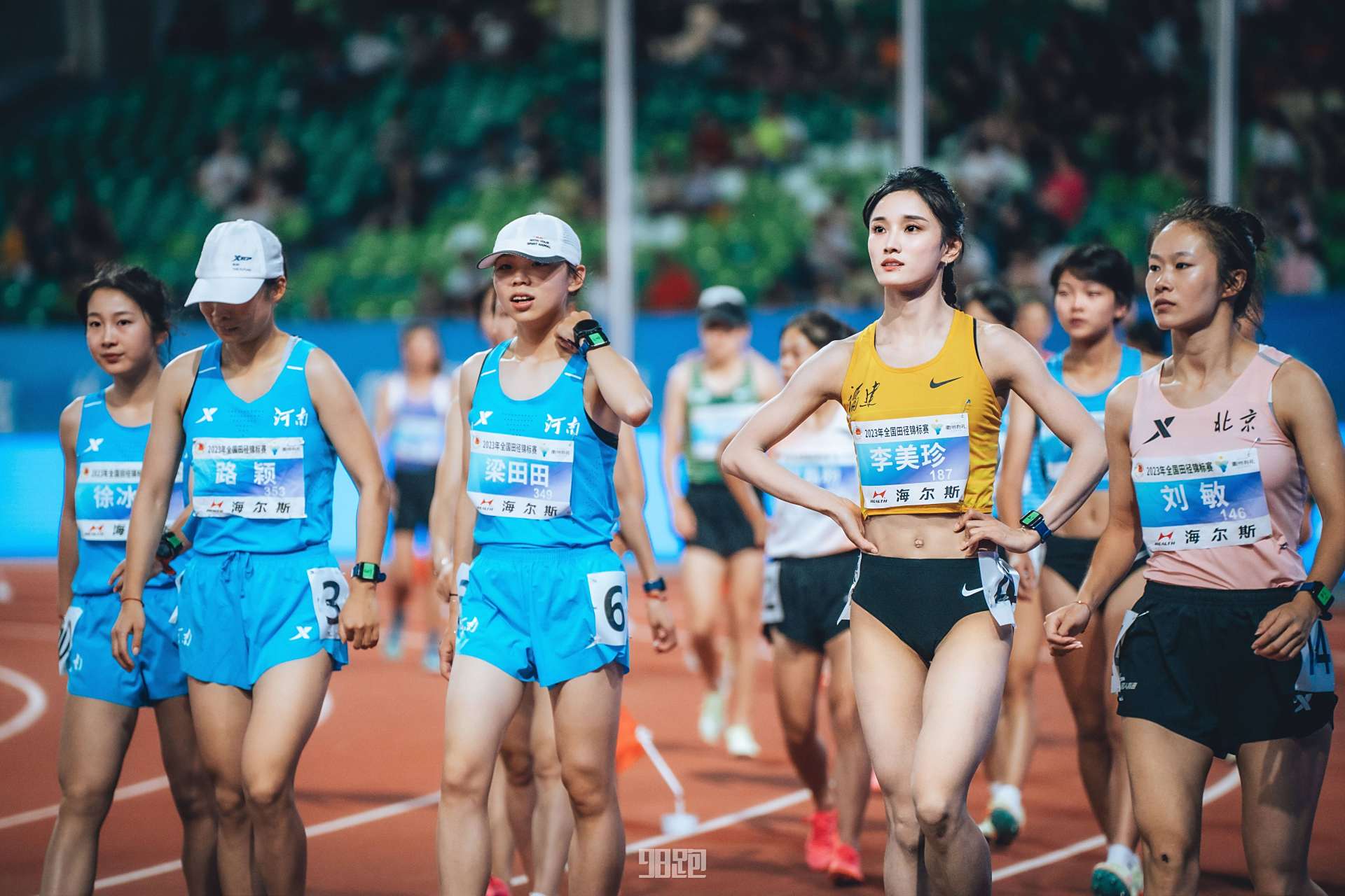 女子10000米运动员出场 又美又飒  #98跑陪你聊跑步