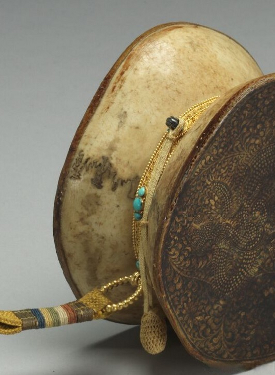 人头盖骨制成的法器-扎嘛噜手鼓 台北故宫博物院藏,西藏  以两个头盖