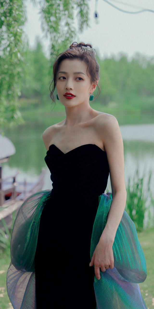 王秀竹生日写真壁纸,墨色抹胸长裙,纤美而优雅