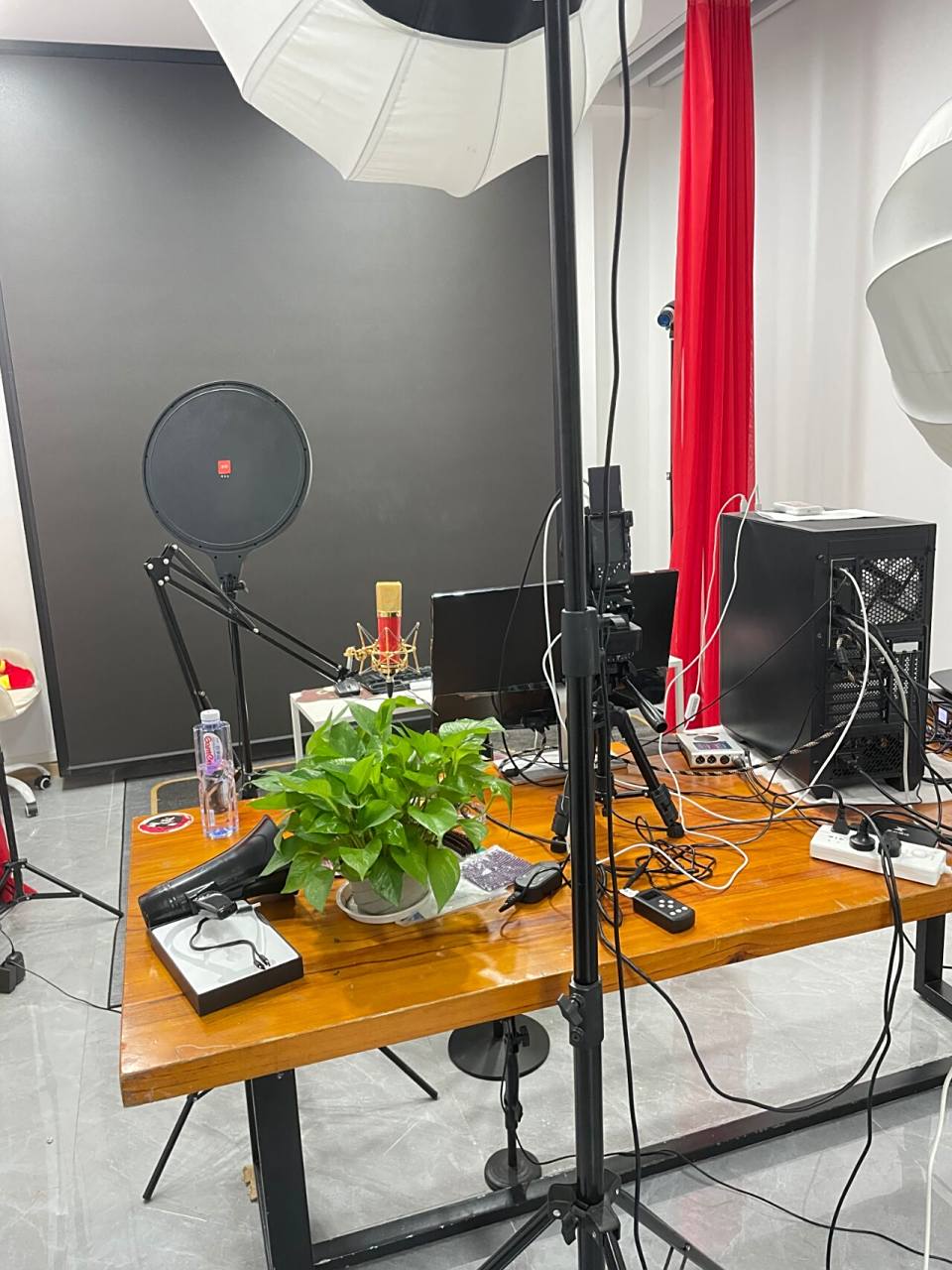 关键的,想要一场直播从一般变为享受就必须在直播间布置上花一点心思