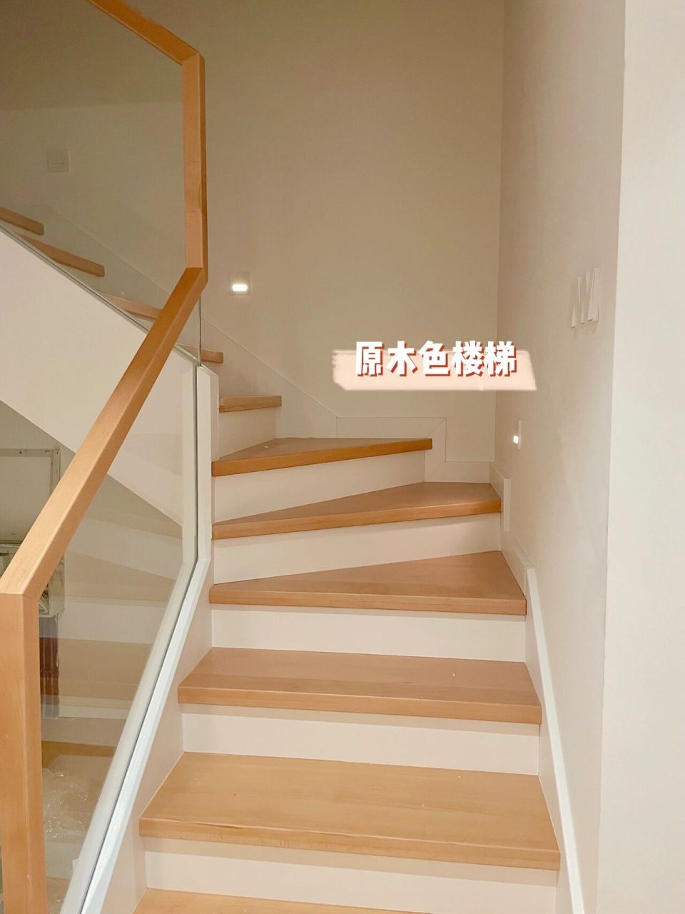 复式原木色楼梯77超白玻璃扶手 我的楼梯是榉木实木材质,实木楼梯