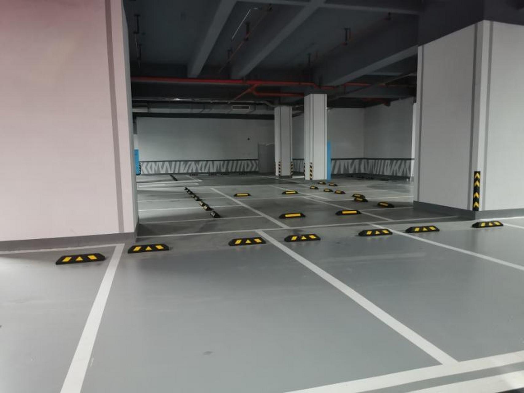 橡胶系列:道路门口马路限速缓冲橡胶减速带,地下车库停车位挡车器橡胶