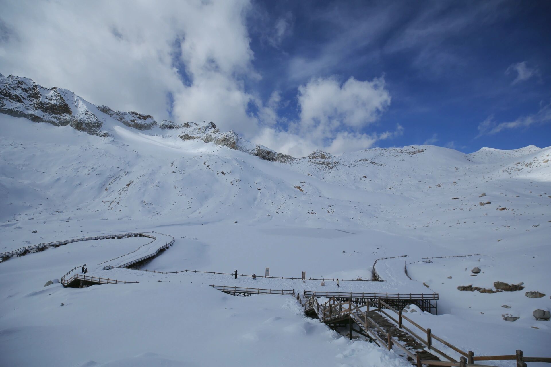 达古冰川-世界上最年轻的冰川 7615位于四川阿坝藏族羌族自治州