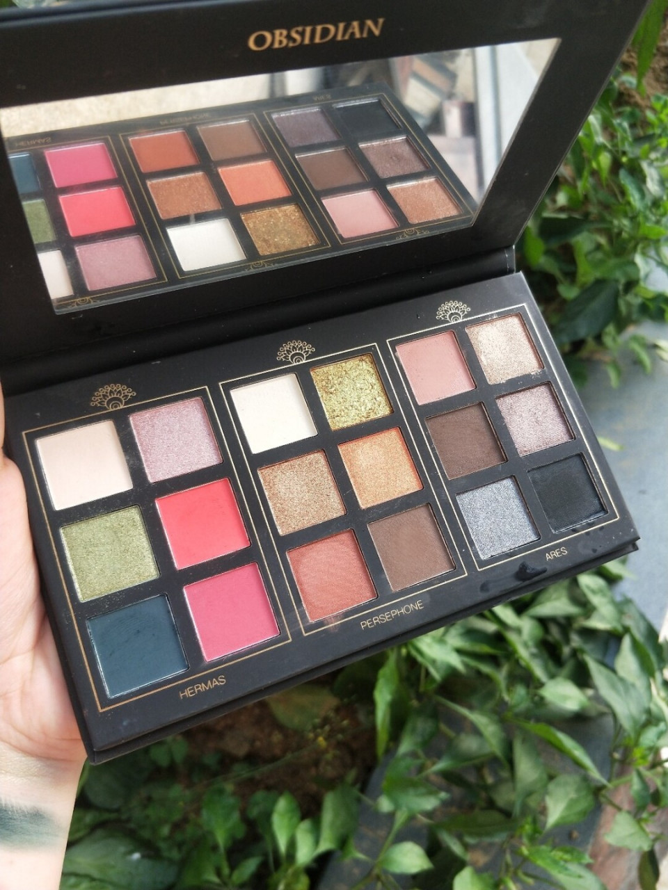 黑曜石眼影盘. 一组桃红墨绿配色,一组橘棕落日配色,一组冷棕配色.