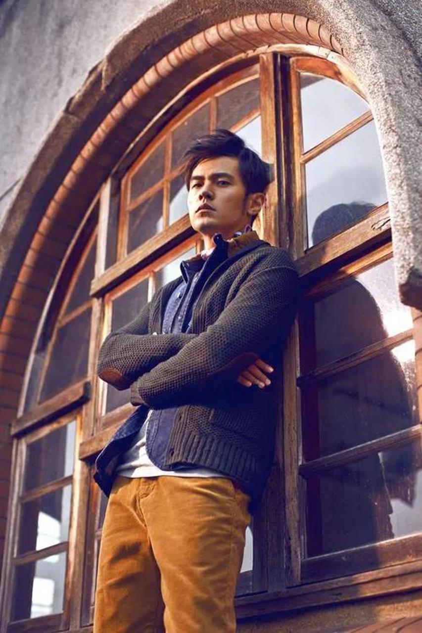 周杰伦的爷爷叫周赞文,原地下党员,后因"剿匪"而逃到台湾隐姓埋名.