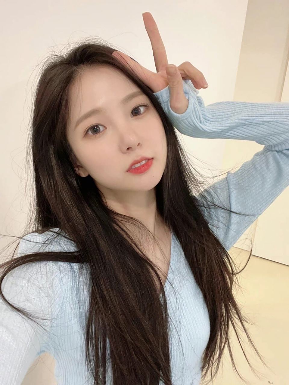 拍照灵感 | 南韩女爱豆自拍比耶的姿势合集 一个简单的比耶7099