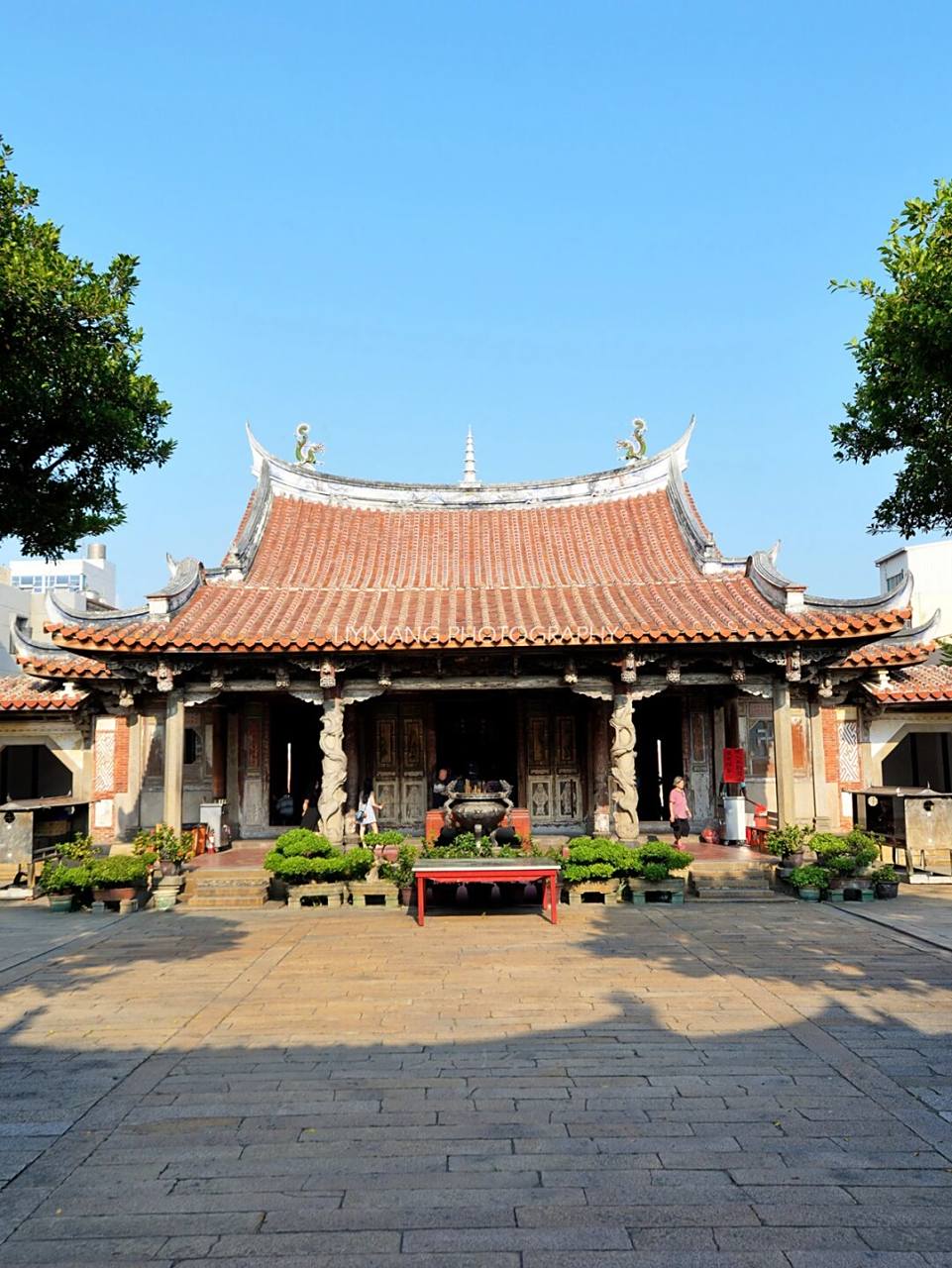 鹿港龙山寺,始建于17世纪明永历年间,并于1786年迁建于现址,历经数次