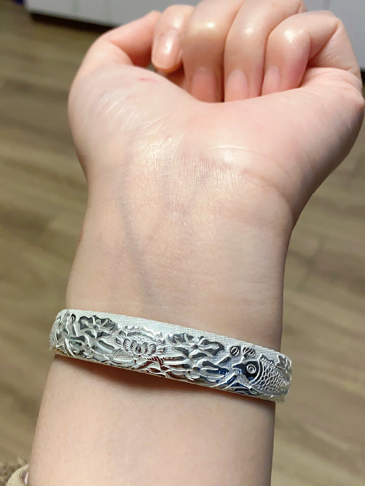 云南寸氏银庄银镯 鱼戏荷花🪷,年年有鱼,雪花银应该是云南独有地方