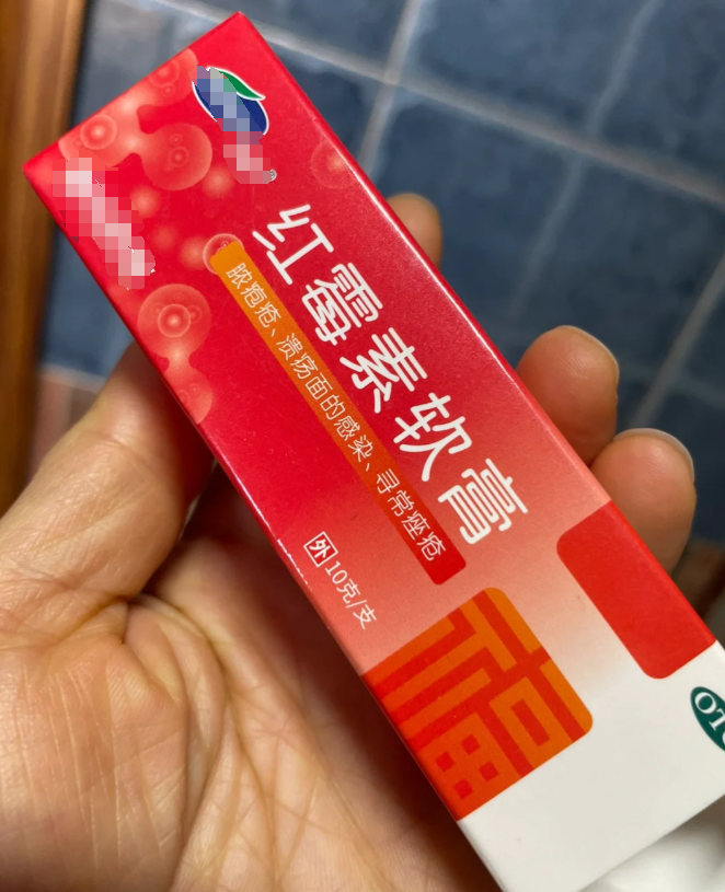 这种持续的摩擦会导致局部皮肤发红