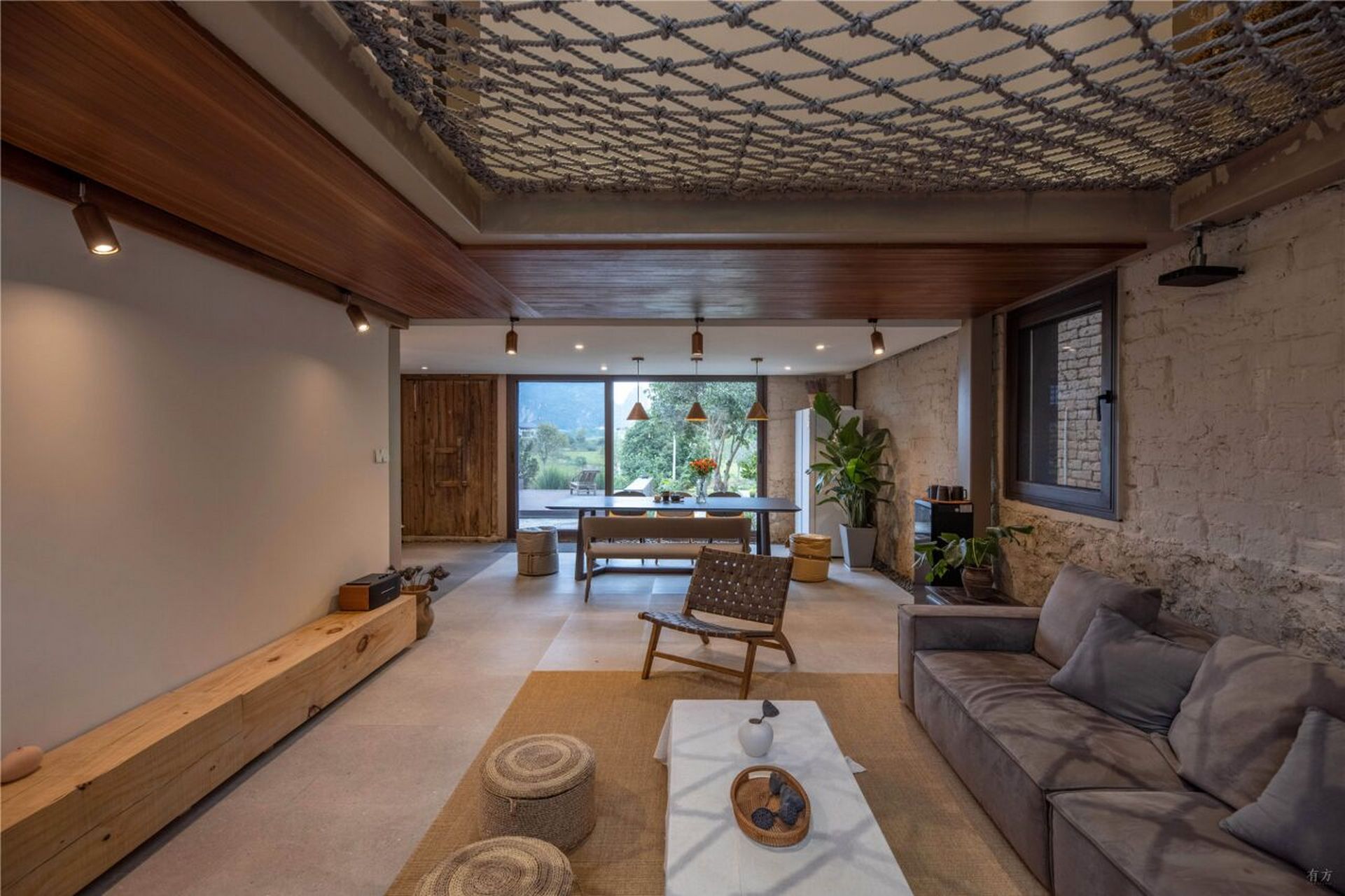 设计师定下"不新砌一块夯土砖"的原则,让最终保留的夯土砖忠实的