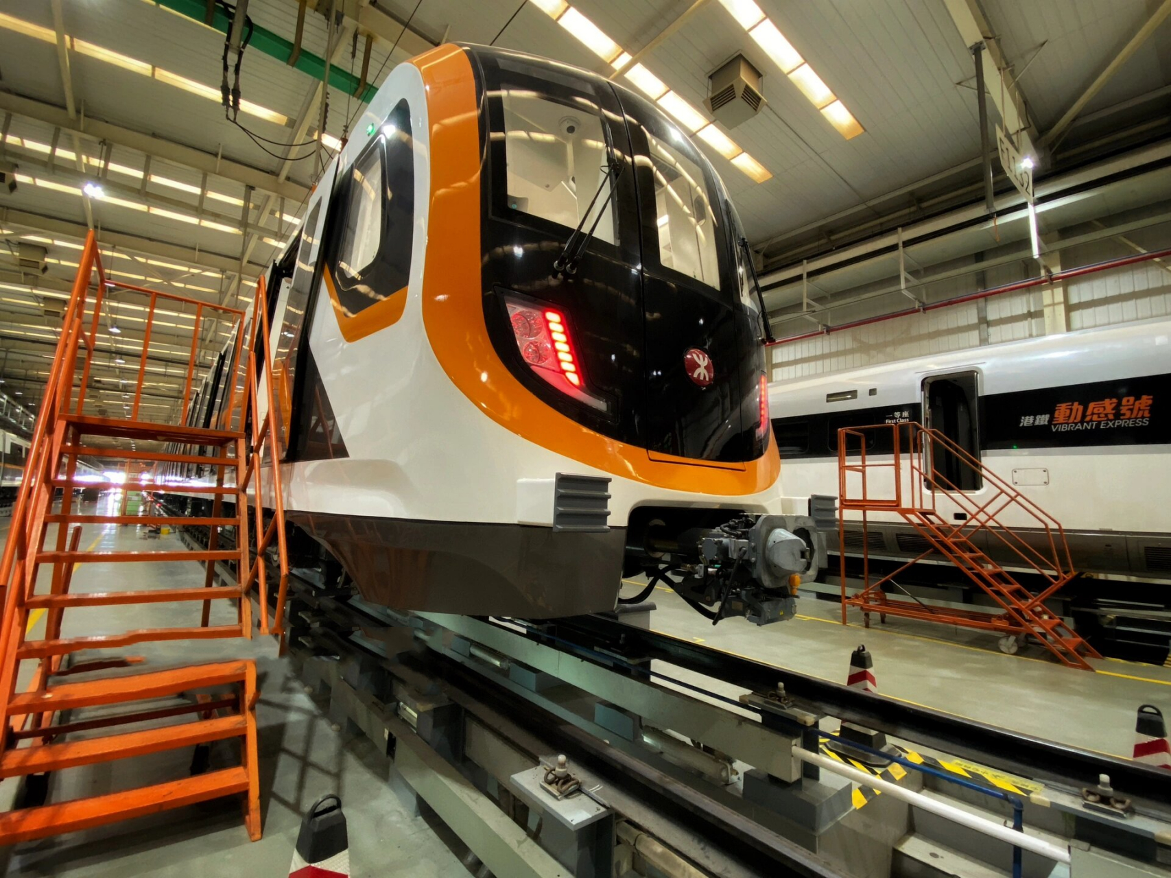 深圳地铁13号线列车 来自甲方的审美,港铁运营的13号线列车配色是橙色