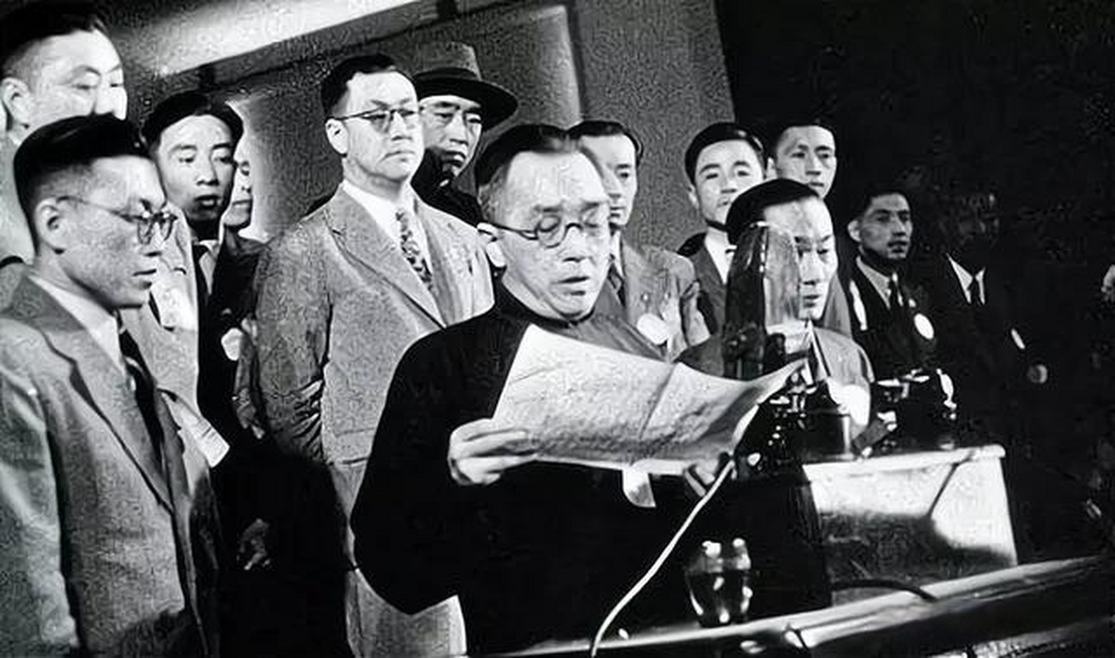 1932年,一二八抗战之后,周佛海住在南京西流湾8号,建造了一幢豪华佛