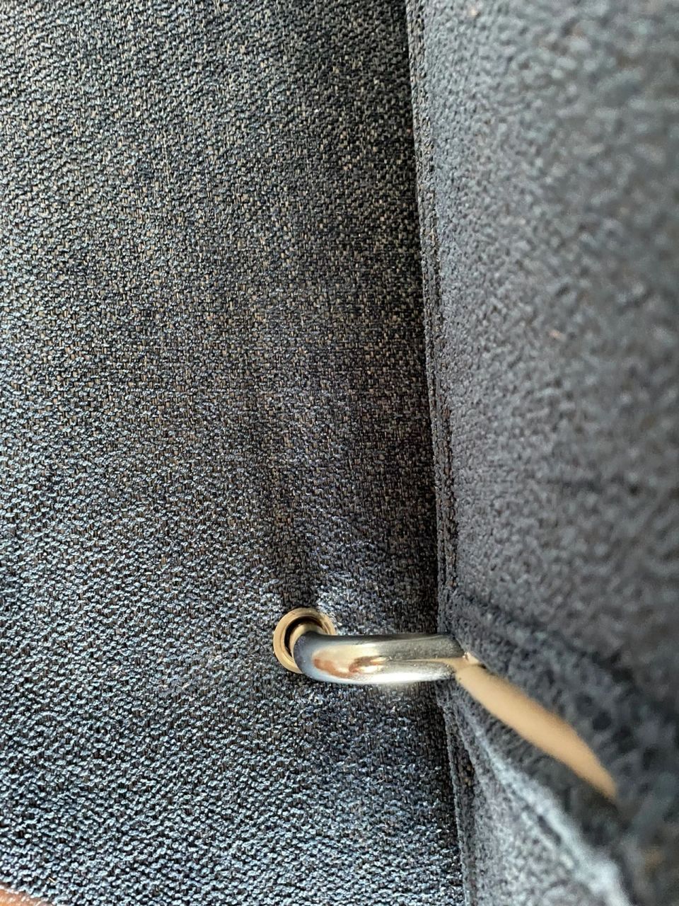 这个地方怎么拔下来呀,愁死了0909沙发套卡在这里拿不下来