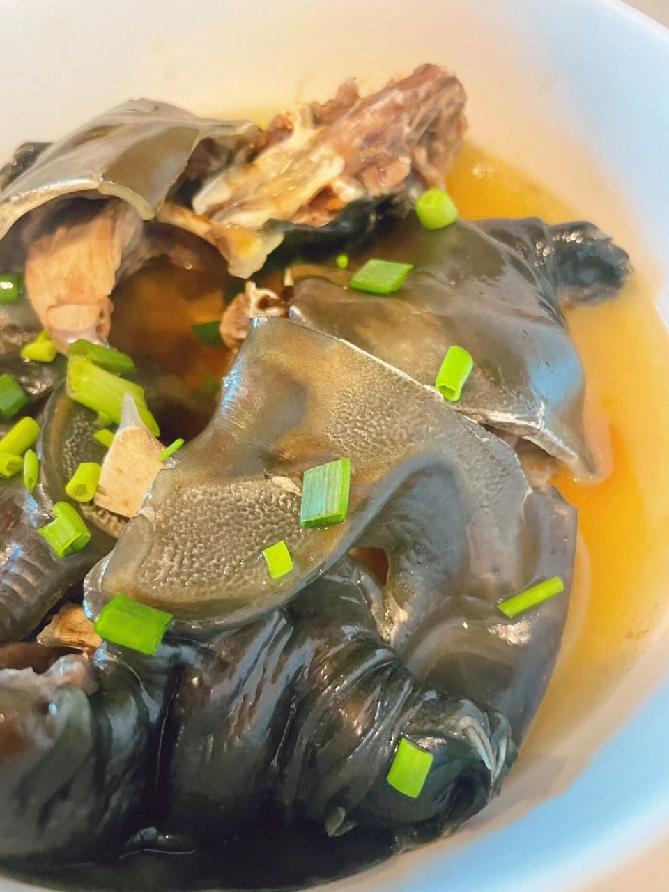 只需放盐,料酒,一点点水(好的甲鱼不需要