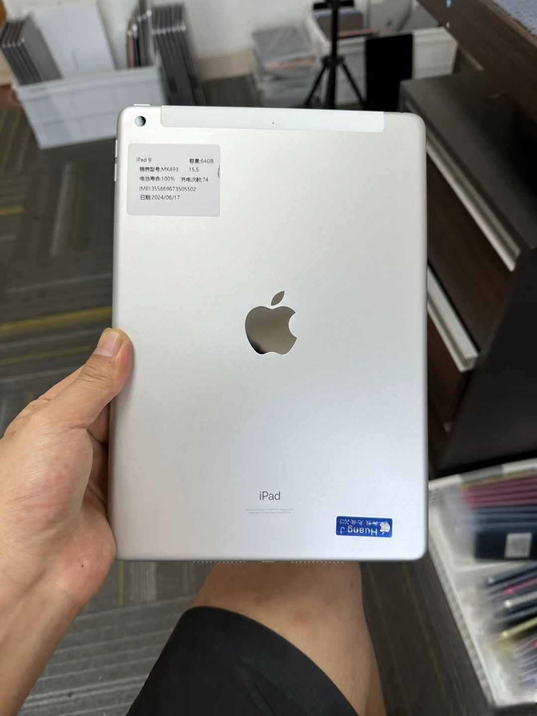 2寸  64g!支持插卡上网!充电次数少电池效率100 完美成色!