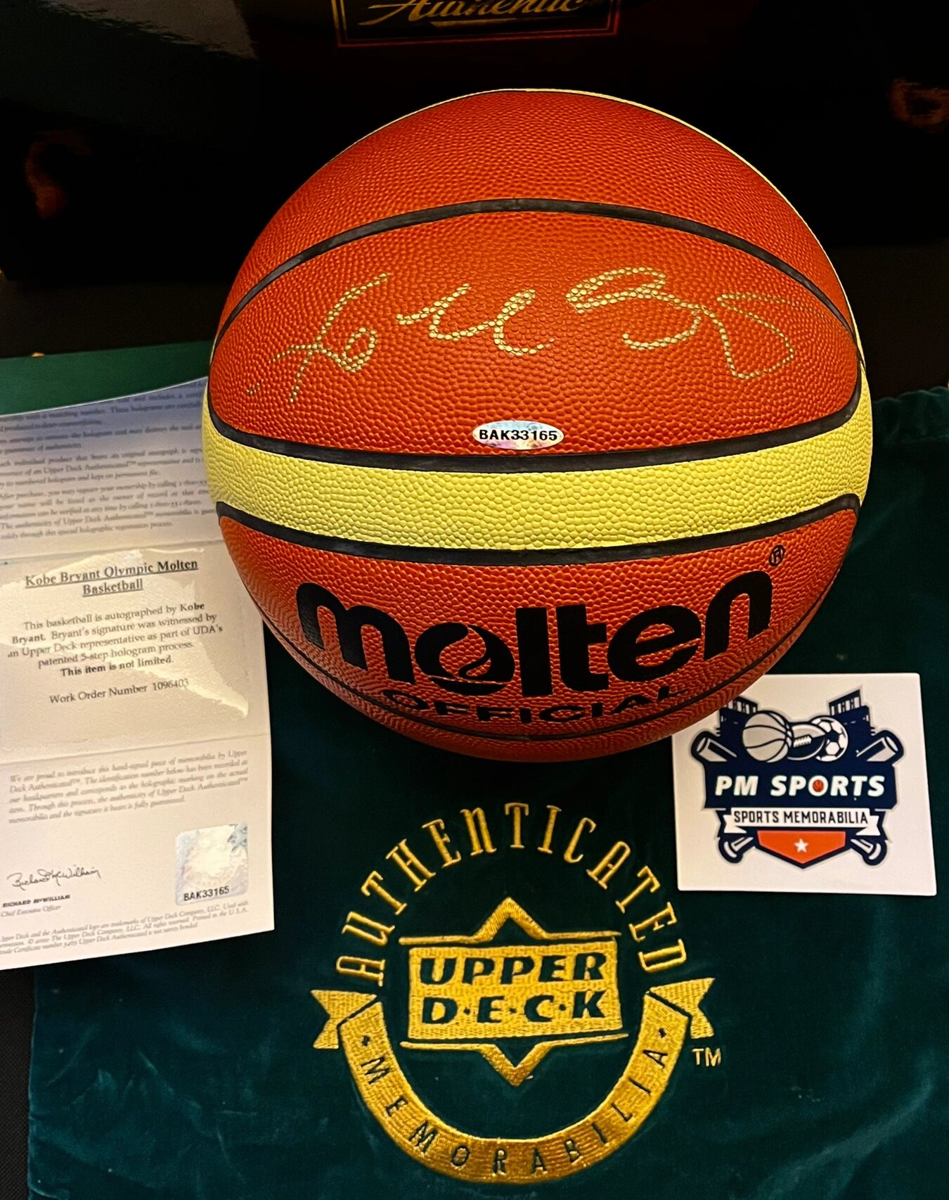 科比亲笔签名篮球