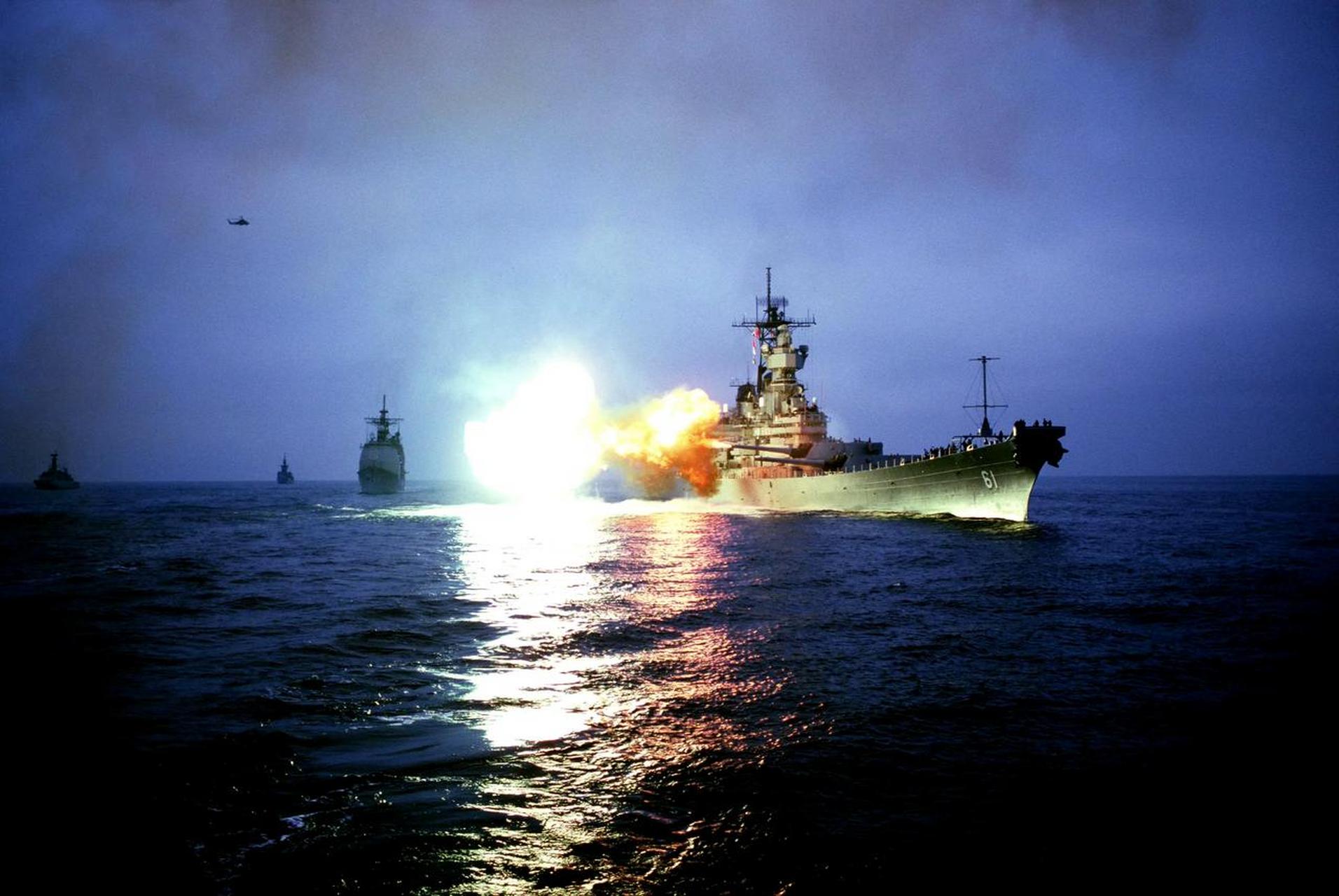 1985年,bb-61衣阿华号战列舰在波罗的海展开主炮开火演习战列舰 美国