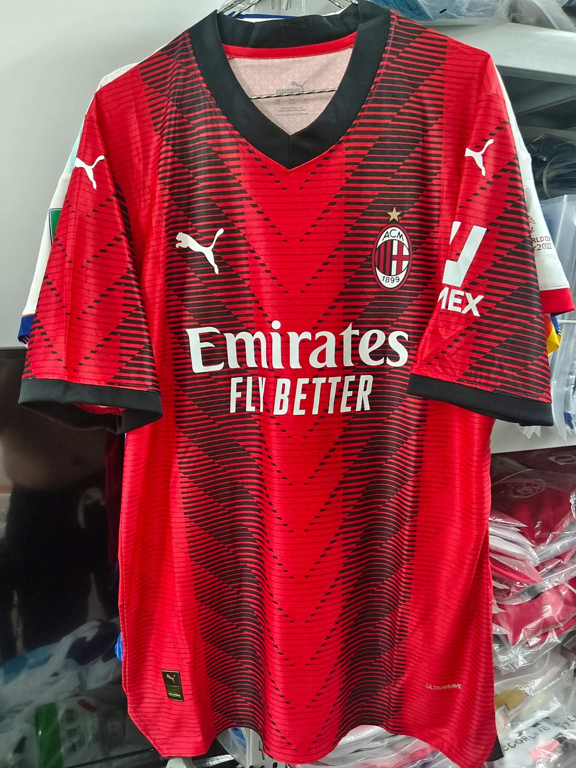 2324 ac米兰主场   象征 ac米兰俱乐部精神的经典红黑条纹,在全新的