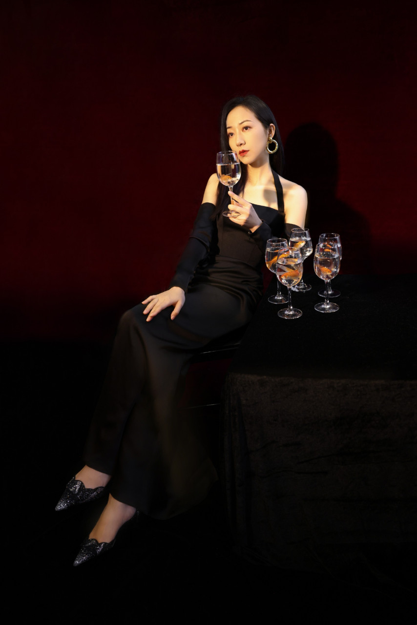 韩雪暗黑风写真组图,黑裙红唇,格调满满