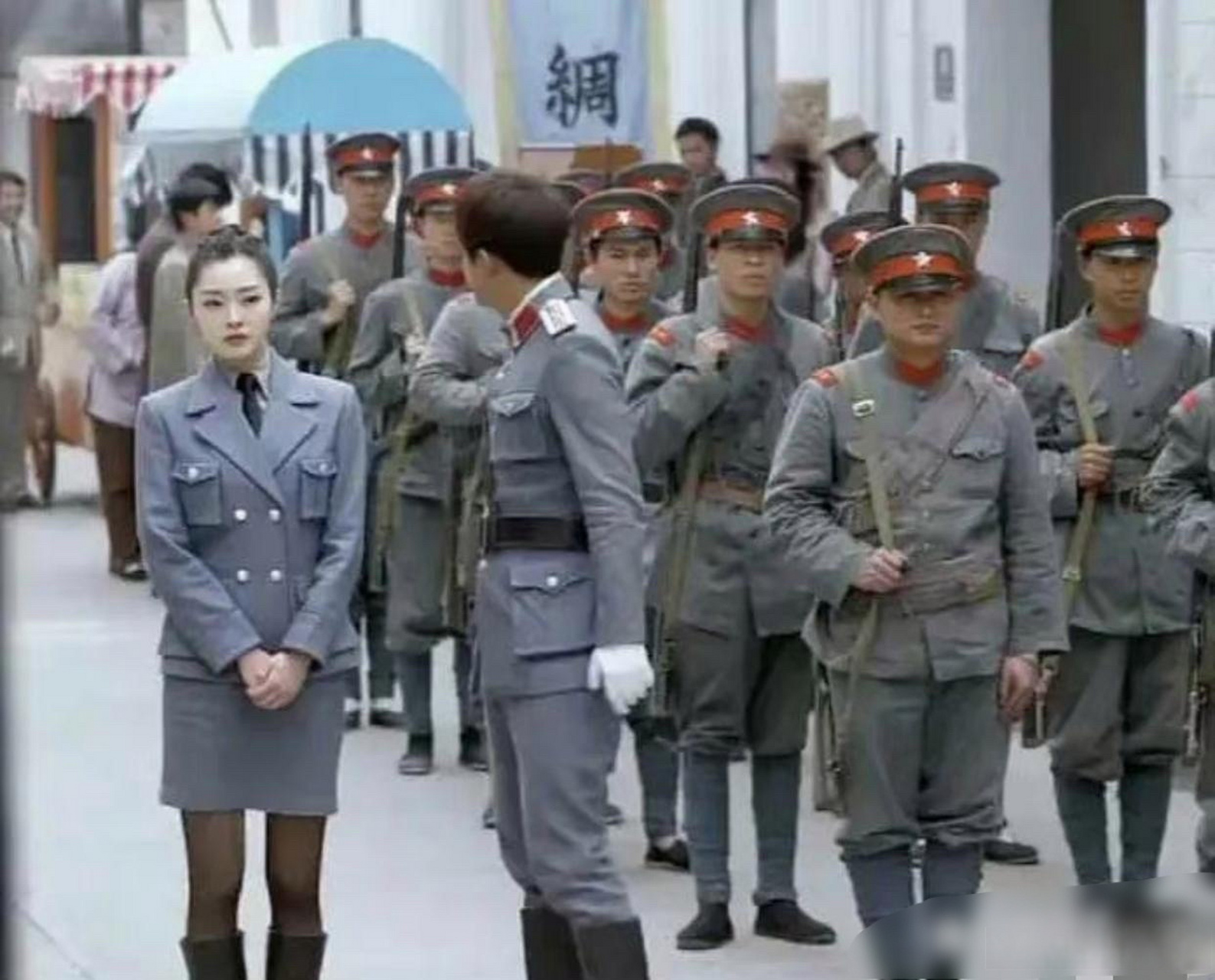 剧越来越离谱,演员宋轶穿着黑丝的这个镜头,大家都喜欢,但是太不严谨