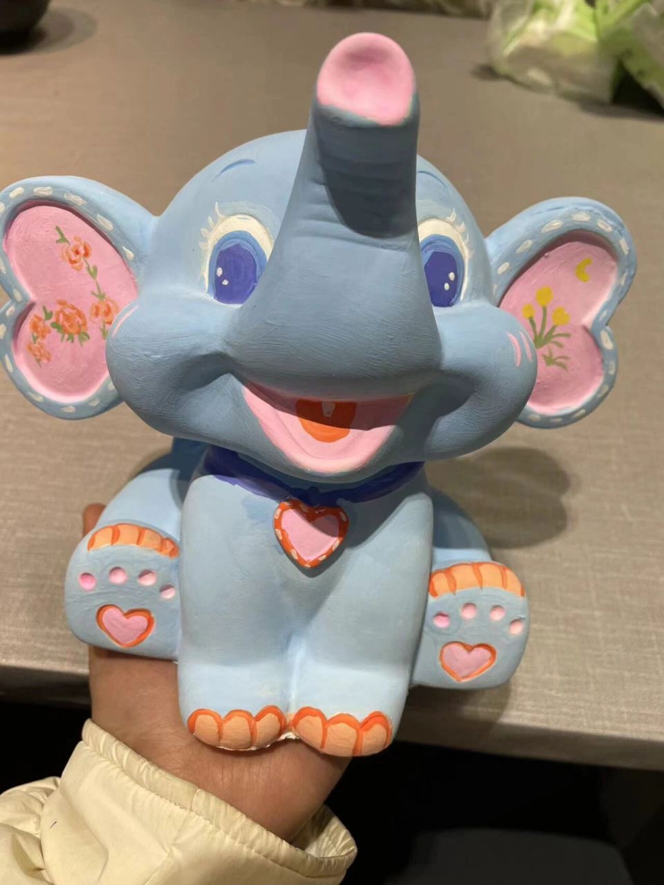 小飞象的石膏娃娃涂色 就是说,材料不是很足,但是吧我尽量了,家人们