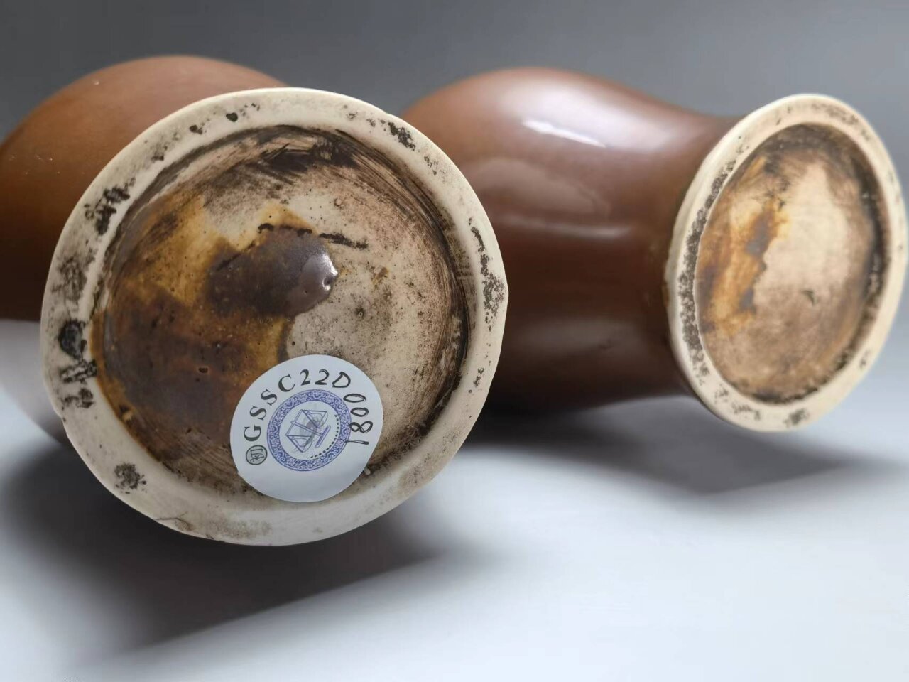 探微堂藏瓷:北宋定窑酱釉龙柄双体尊 传瓶即龙柄双体尊,创始于北朝