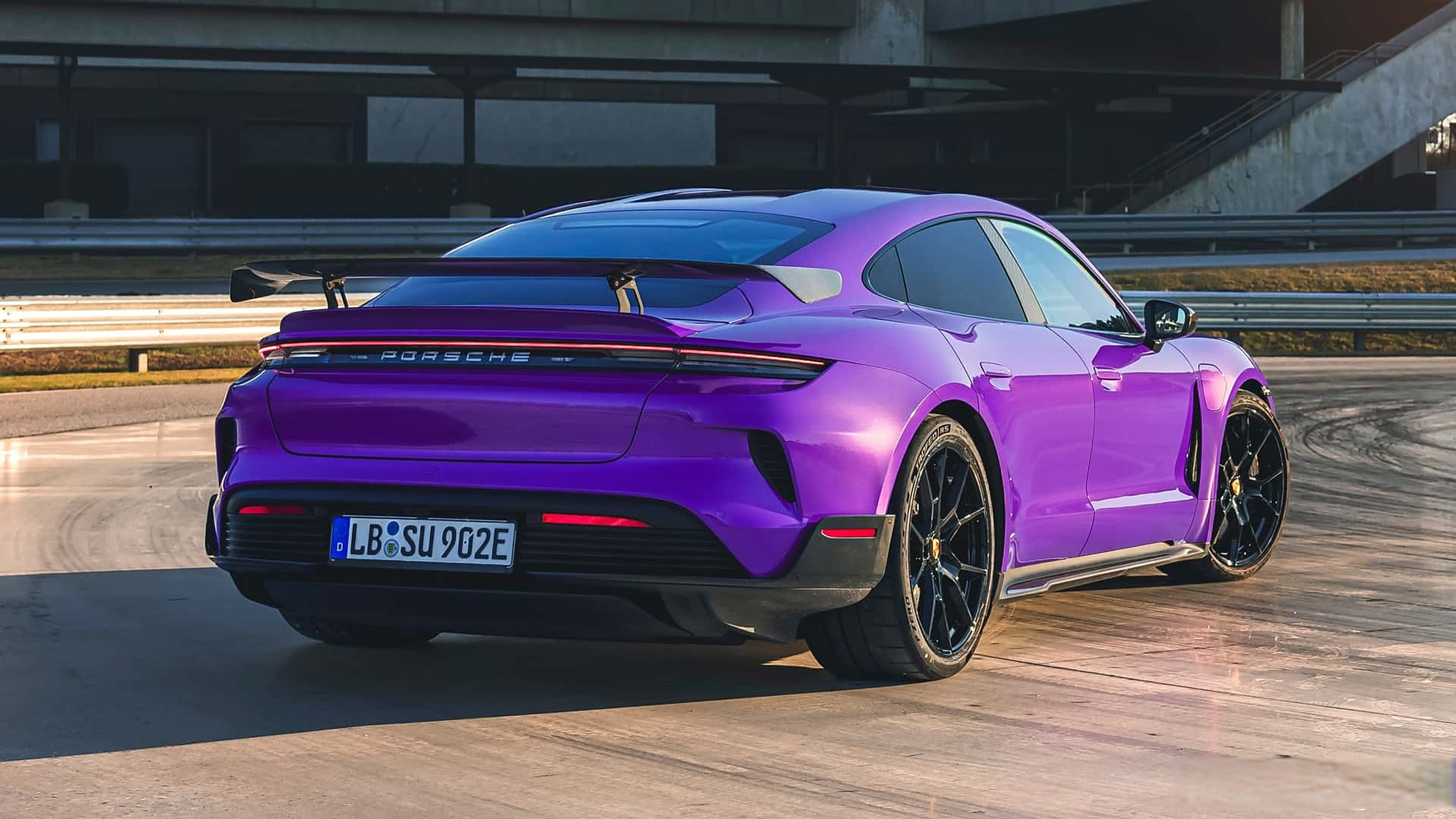 2025款保时捷taycan turbo gt 这个紫色真的是太喜欢啦~~~  105kwh