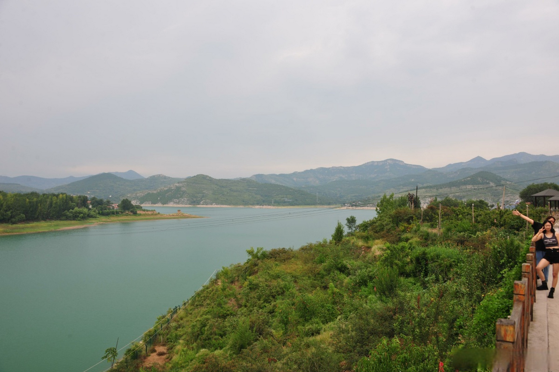 淄博太河水库初秋景色#8月26日,初秋的太河水库,水如翡翠,山峦品
