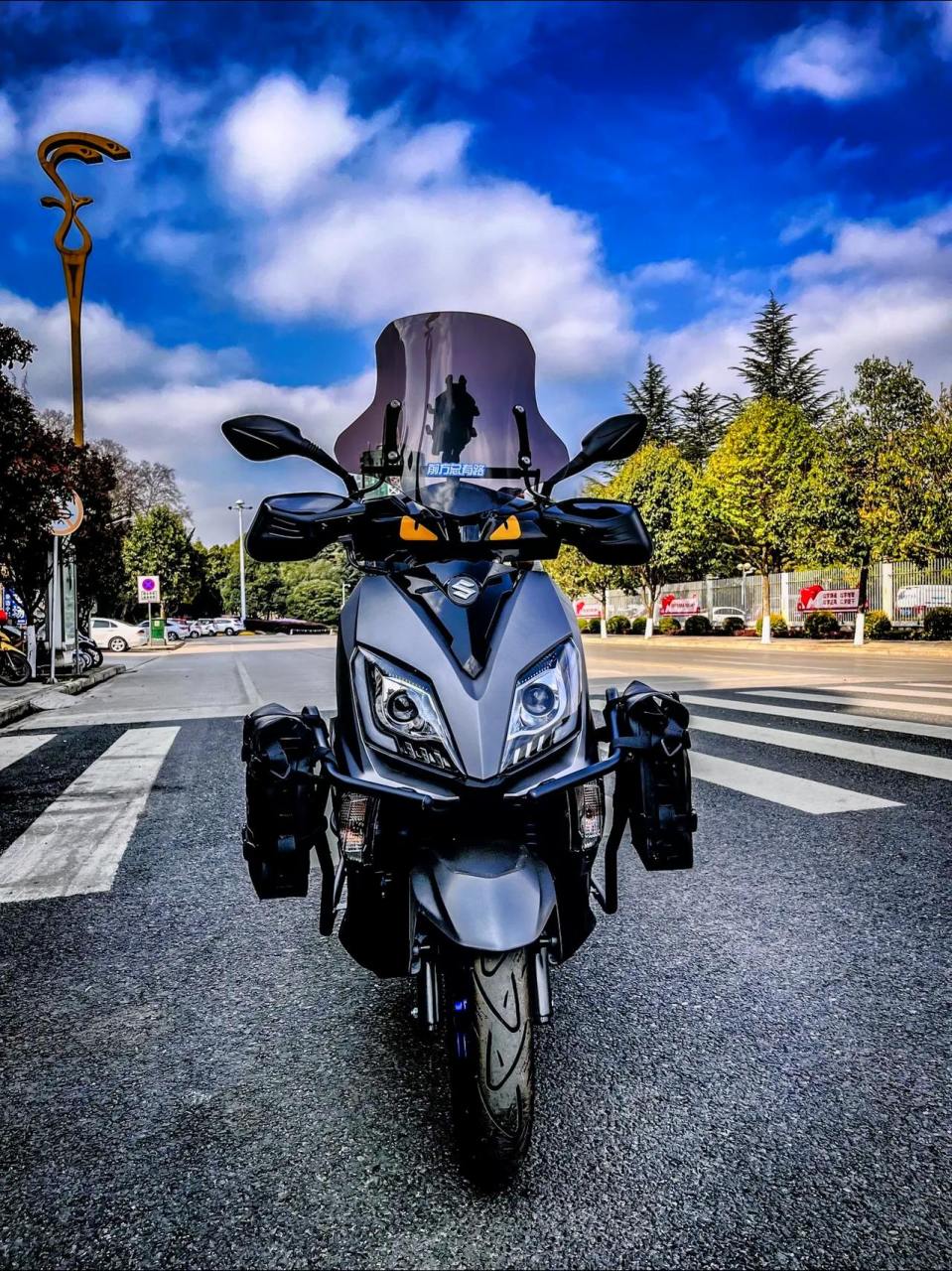 济南铃木uy125踏板摩托车采用富有动感个性的时尚外观,源自铃木超级芯