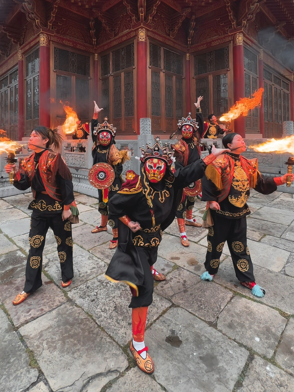 川剧变脸吐火 2023年第一天,愿大家都红红火火,越变越好