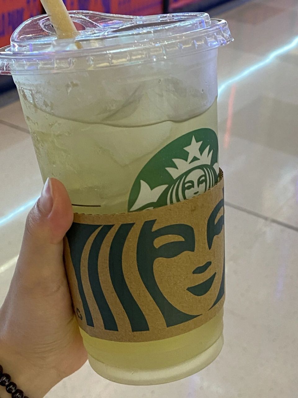 星巴克最爱的饮品之一 冰摇柠檬茶换乌龙茶少冰一泵糖清爽解腻!!绝!