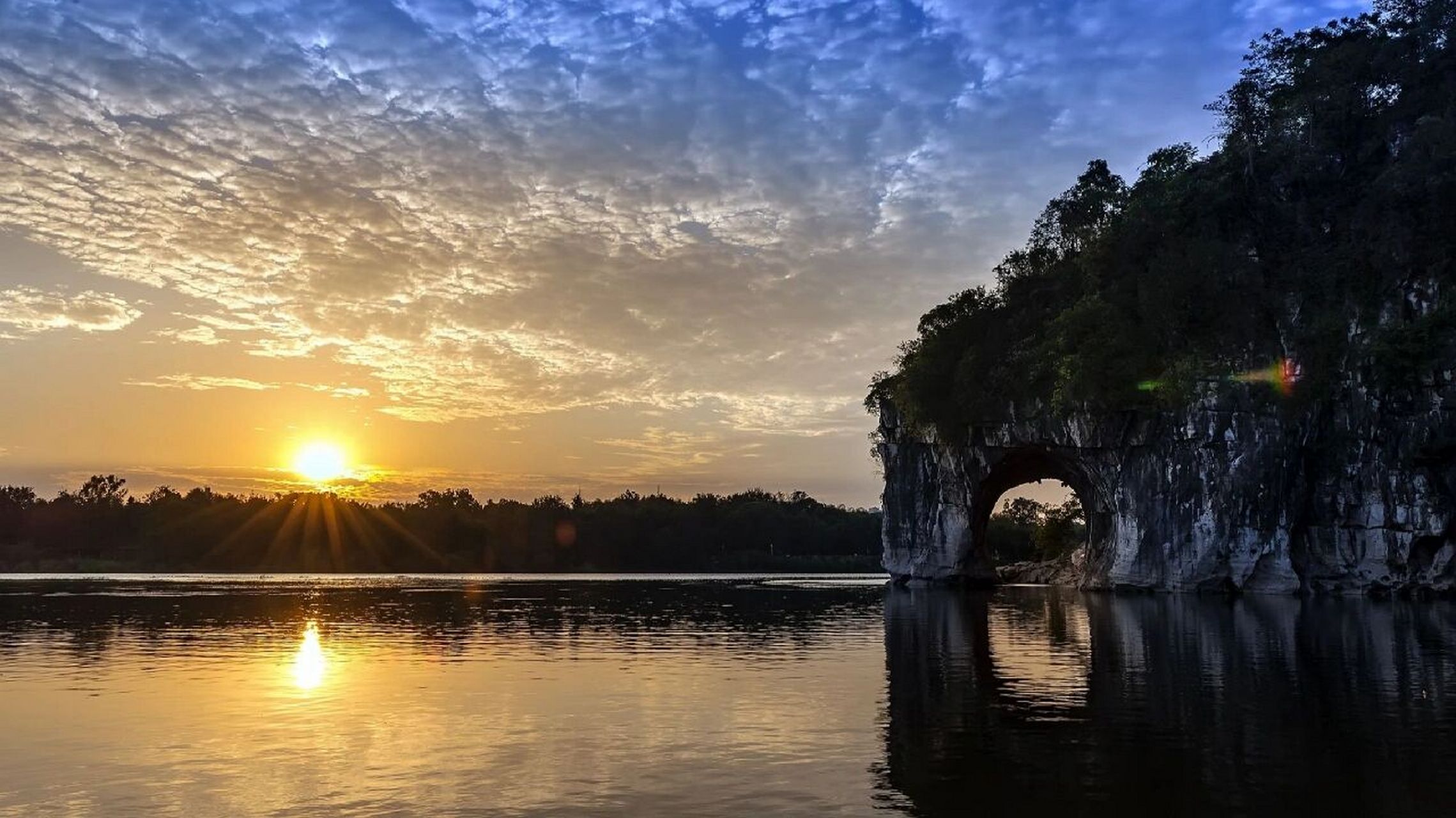 桂林漓江山水代表之一"象鼻山" 象鼻山原名漓山,位于桂林市内桃花江与