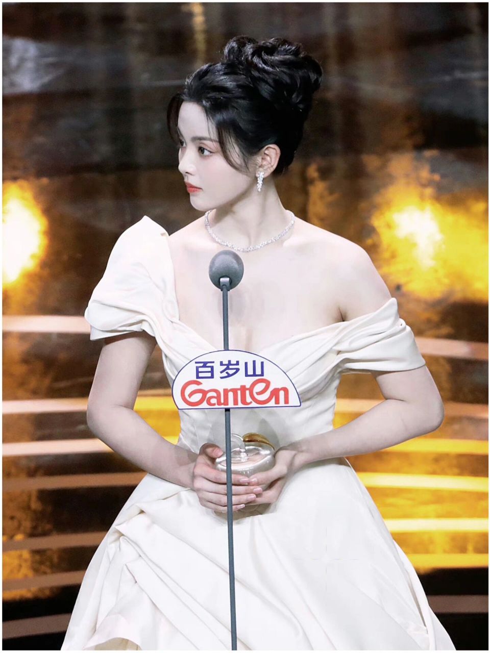 杨超越穿ah bon婚纱啦～妥妥白玫瑰在逃公主 杨超越身穿ah bon