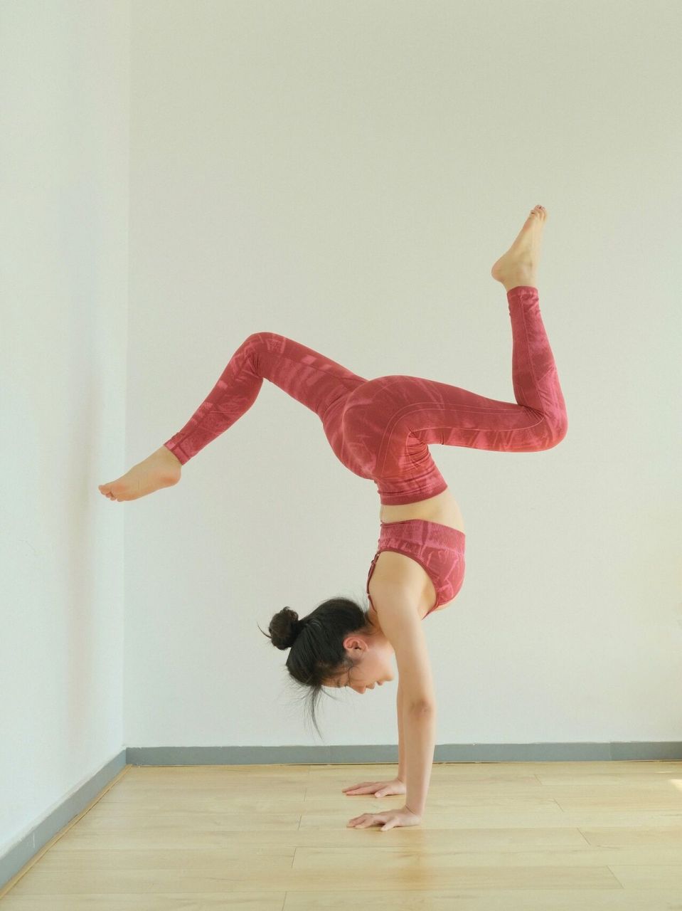 瑜伽体式照|拍照超好看的倒立合集 倒立让内心变得更加的勇敢 	 瑜伽