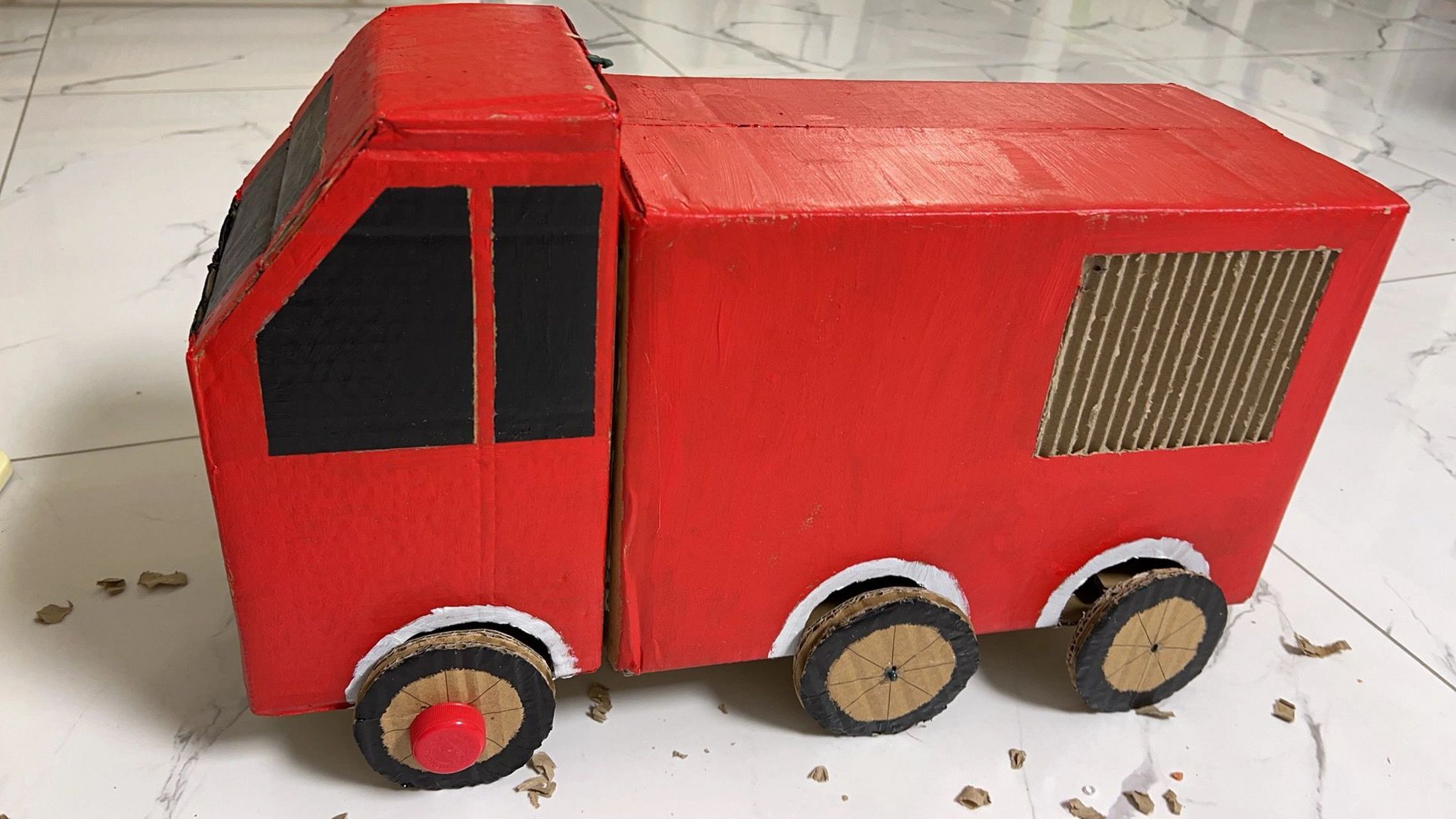 废纸箱利用,手工消防车 幼儿园作业,废旧材料制作一辆汽车,找了很久