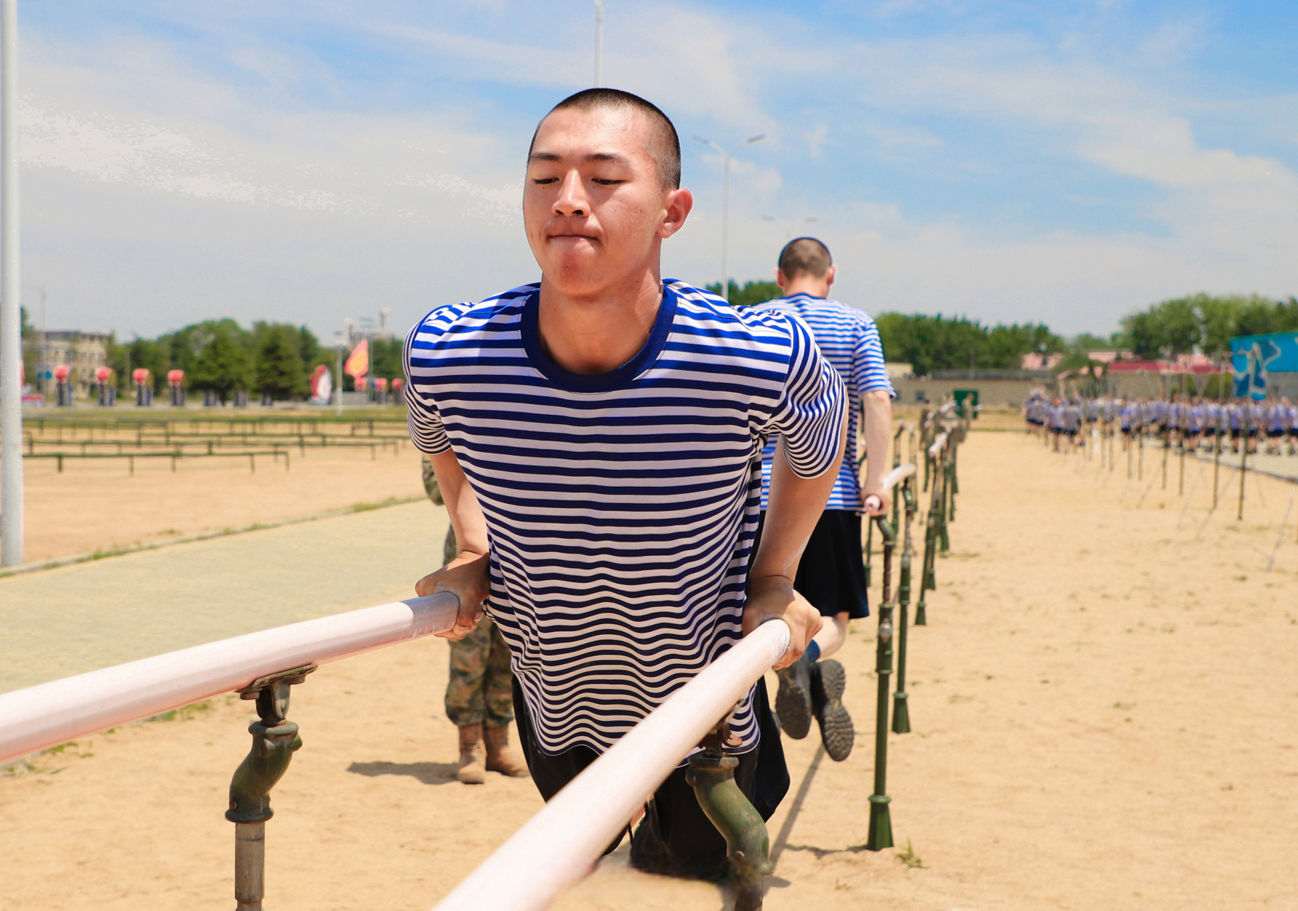 见证海军新兵毕业大考#】近日,海军航空大学某训练基地的新兵们迎来"