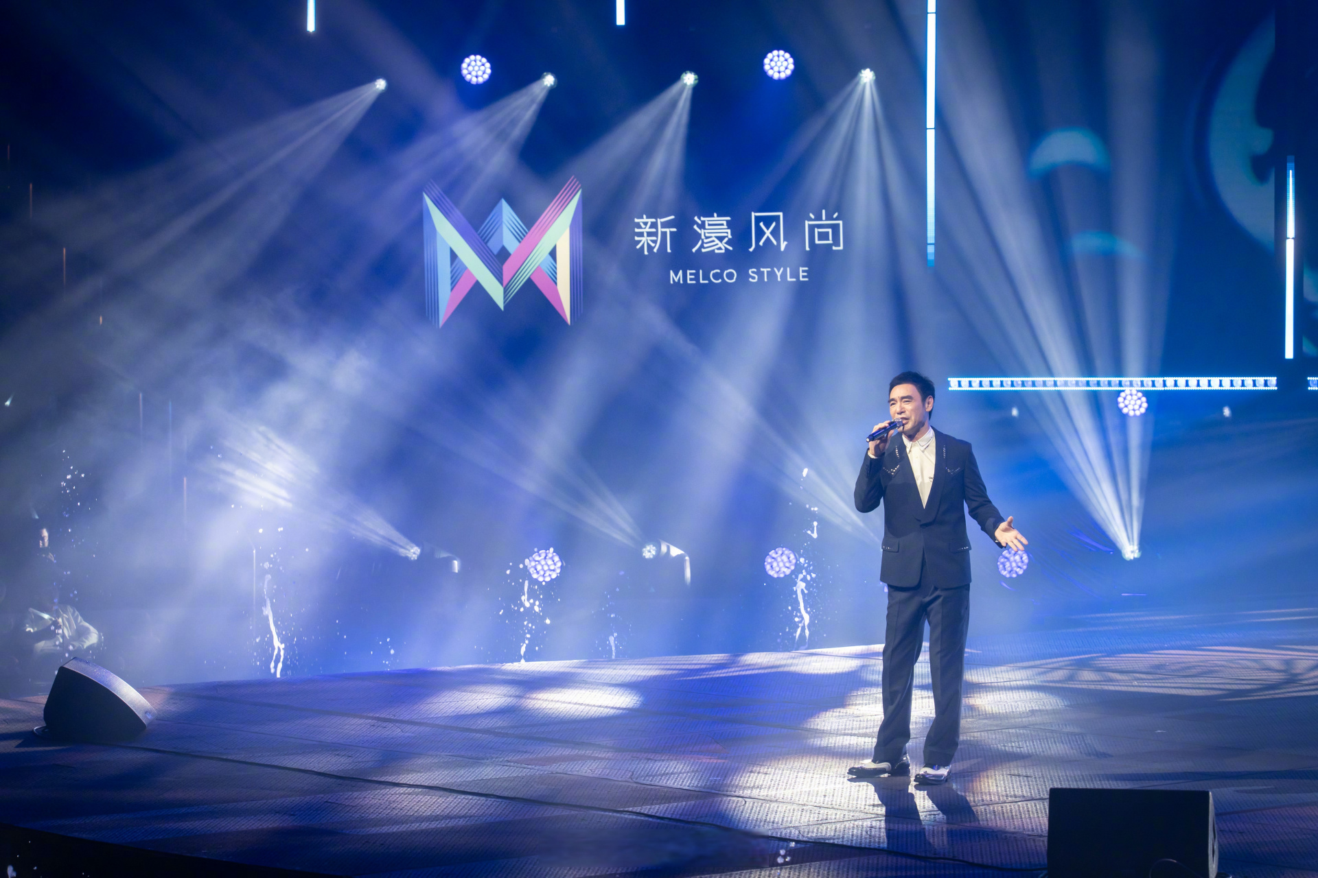 跟随钟镇涛一起走近他心中的澳门,回忆经典,展望未来,将美好留存于