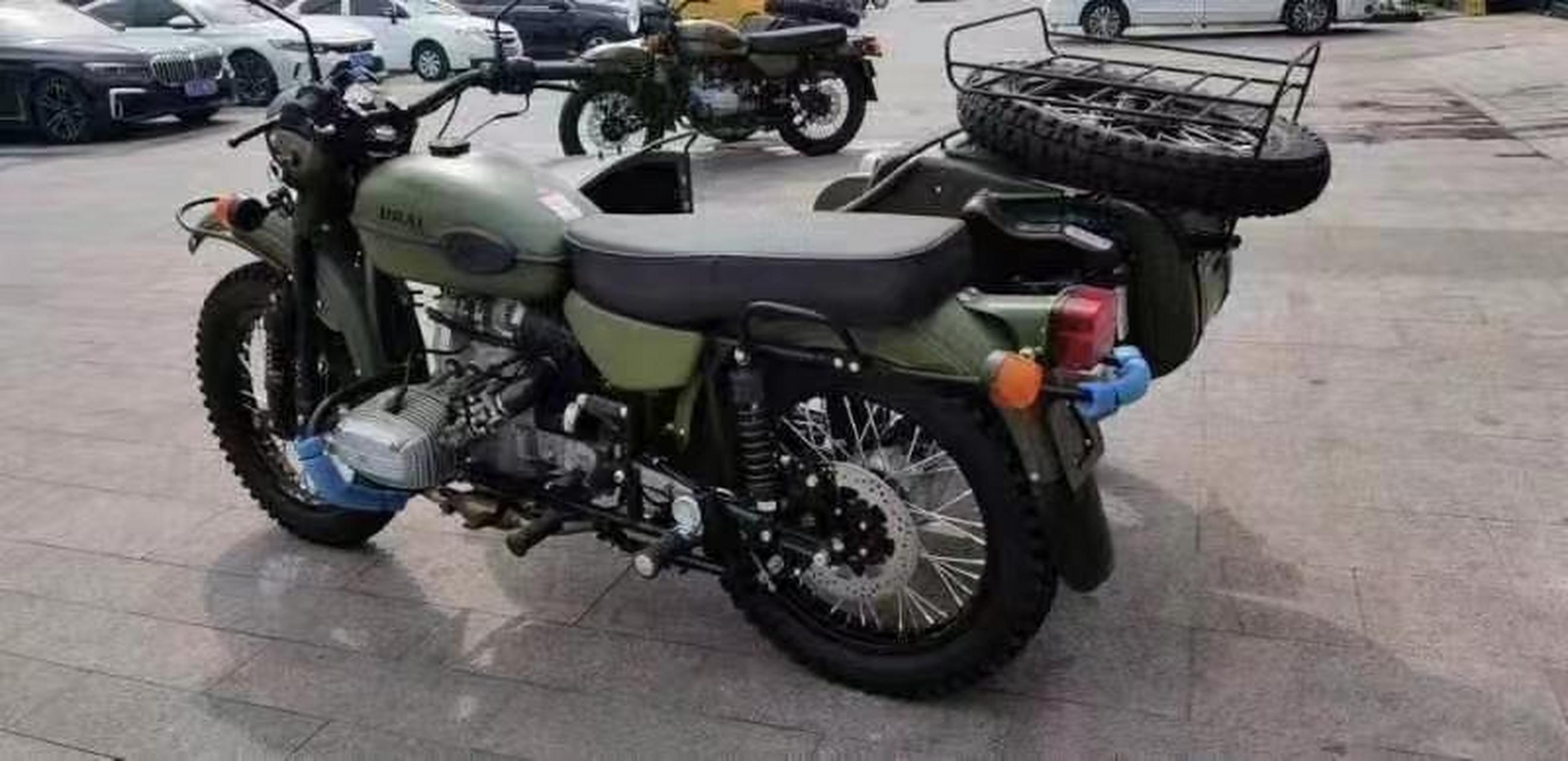 特价出:全新乌拉尔装甲兵挎子边三轮摩托车.