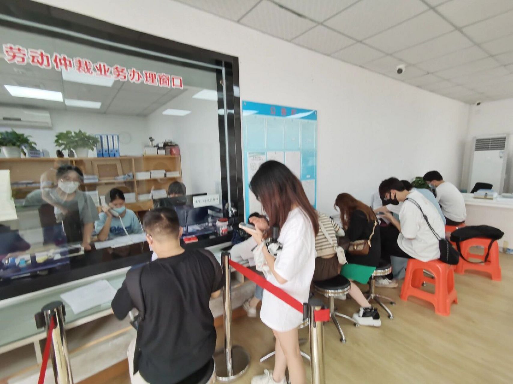 为什么申请劳动仲裁的都是90后00后? 到仲裁委窗口交材料,来申请劳动