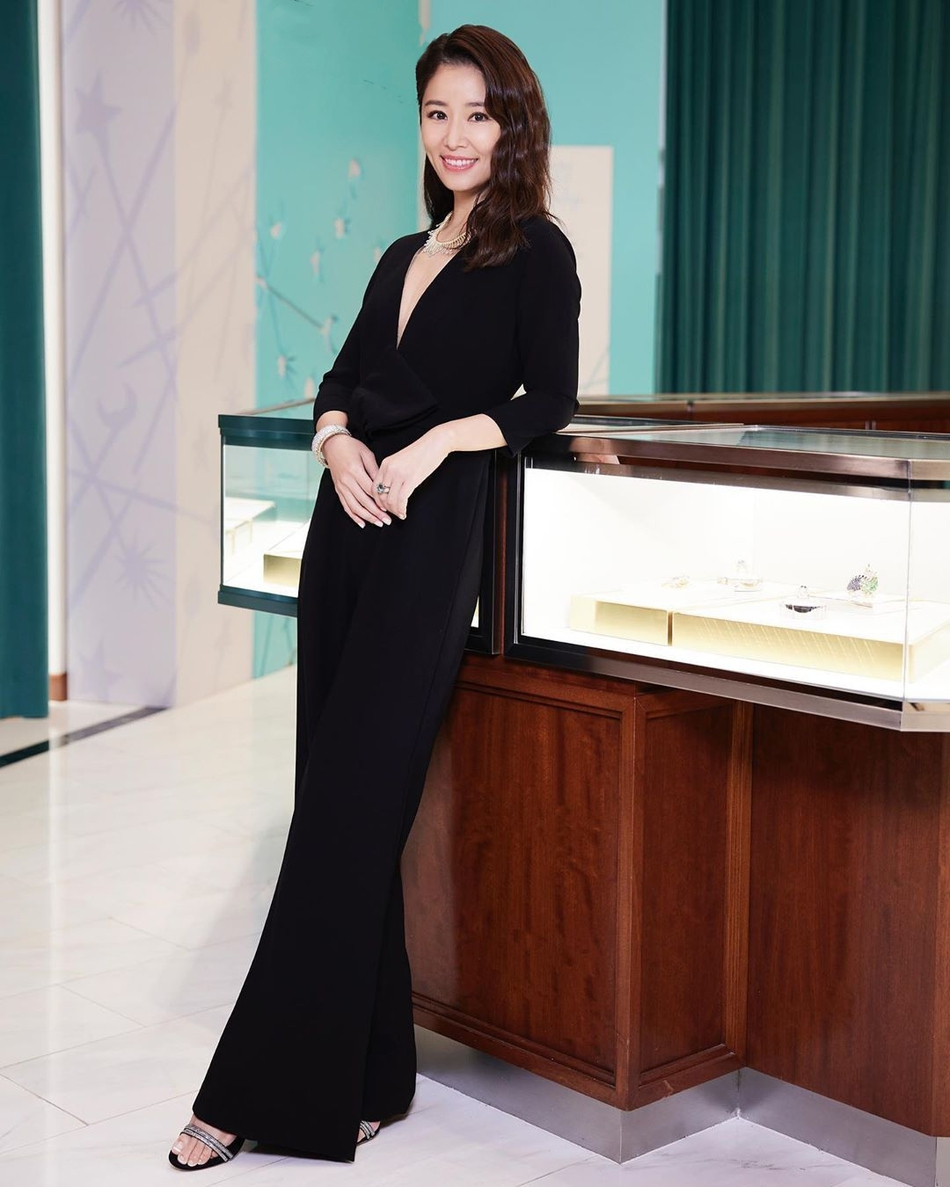 【林心如穿白色拖地长裙造型美艳气质优雅大方】10月7日,@林心如 出席