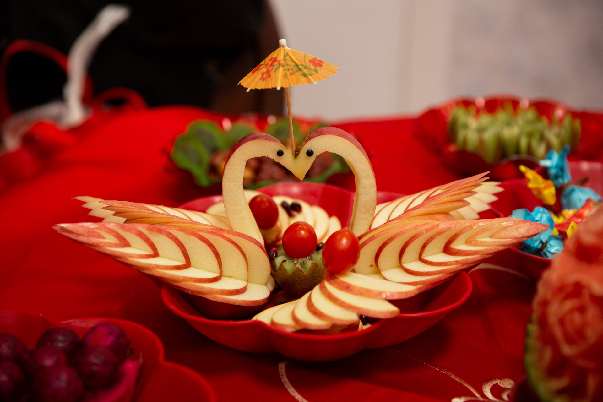 结婚家里吃什么|氛围感水果拼盘 餐桌是给宾客吃的