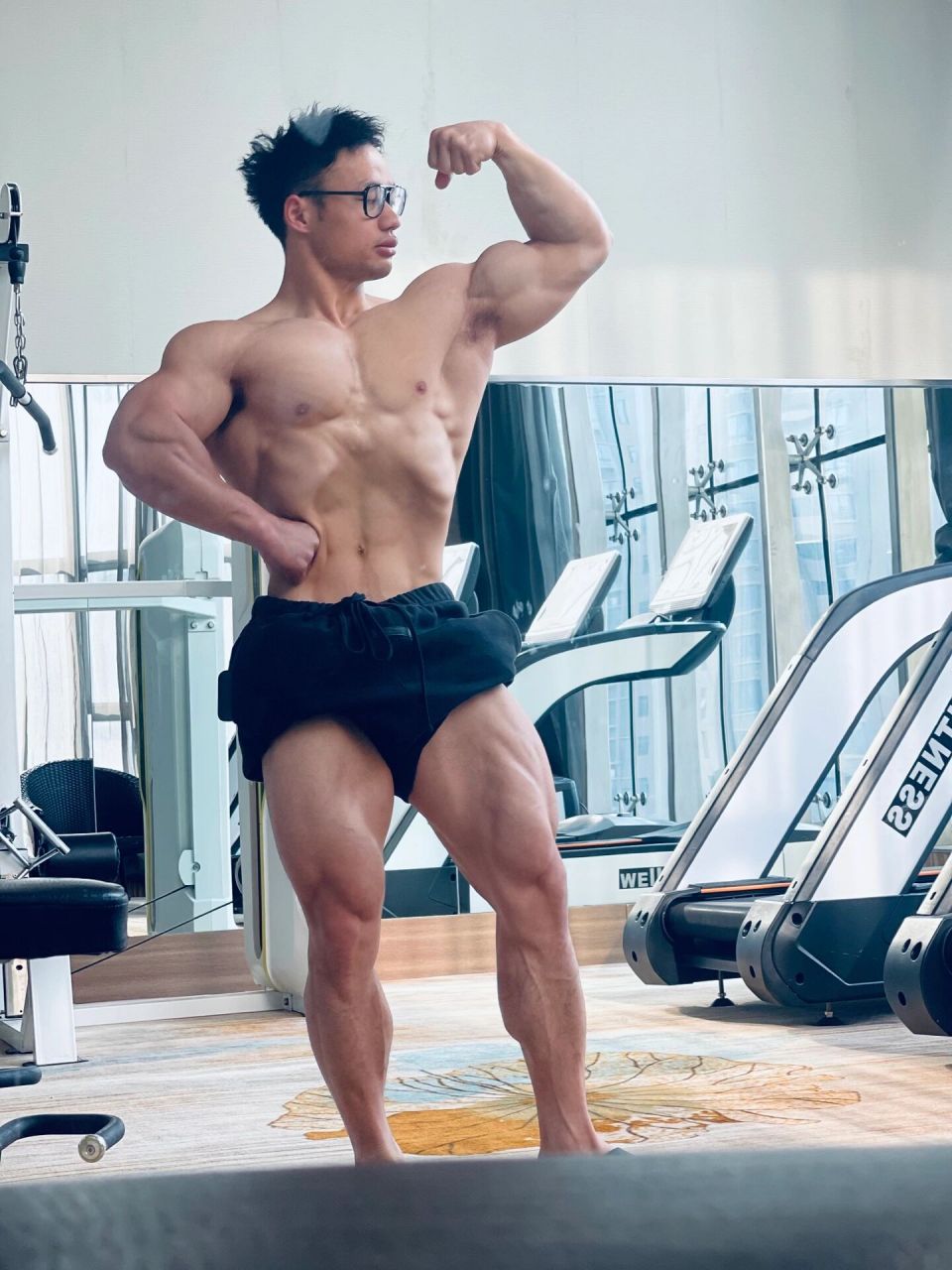健身房的肌肉男 对着痛苦微笑