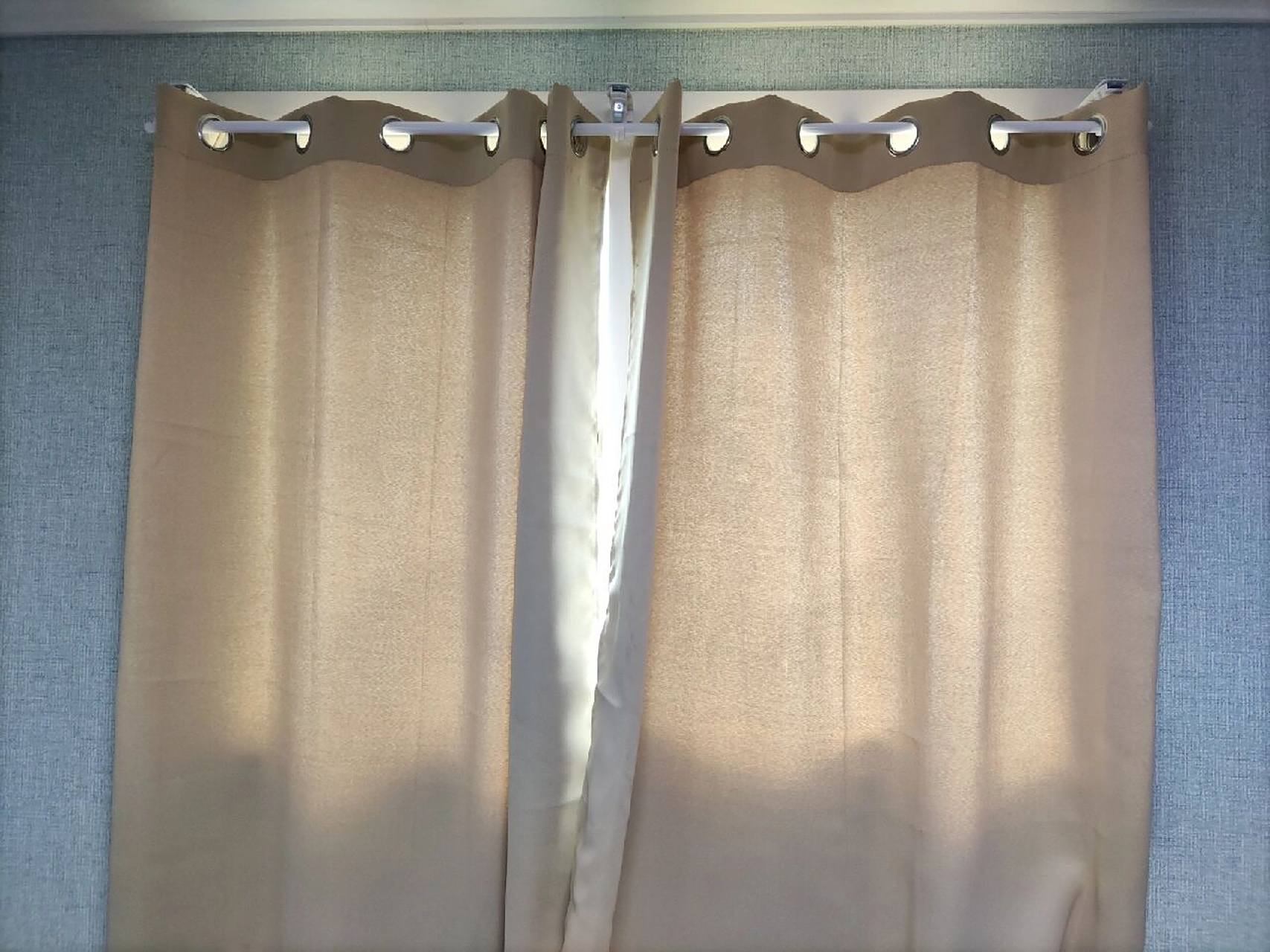 9693怎么免打孔安装窗帘 我家小卧室之前一直没安窗帘,也没人在