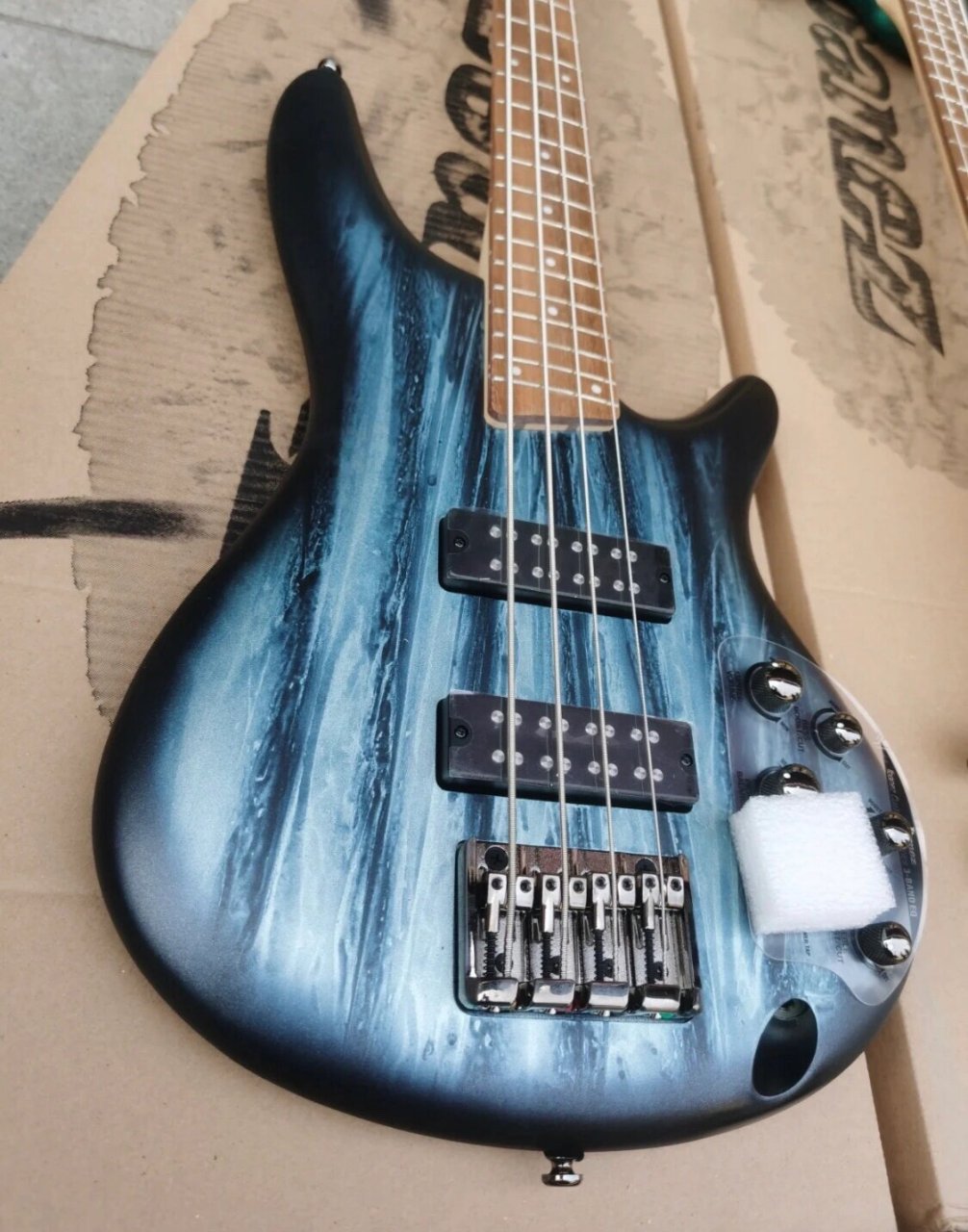 推荐一款新手入门贝斯依班娜sr300e! hello,大家好,我是小黛!