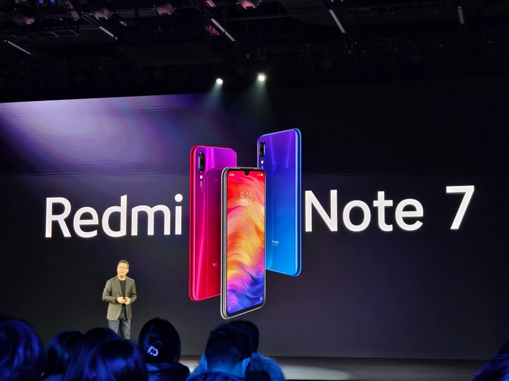 redmi note7小金刚用的第五代大猩猩玻璃,用高跟鞋猛砸也完好无损.
