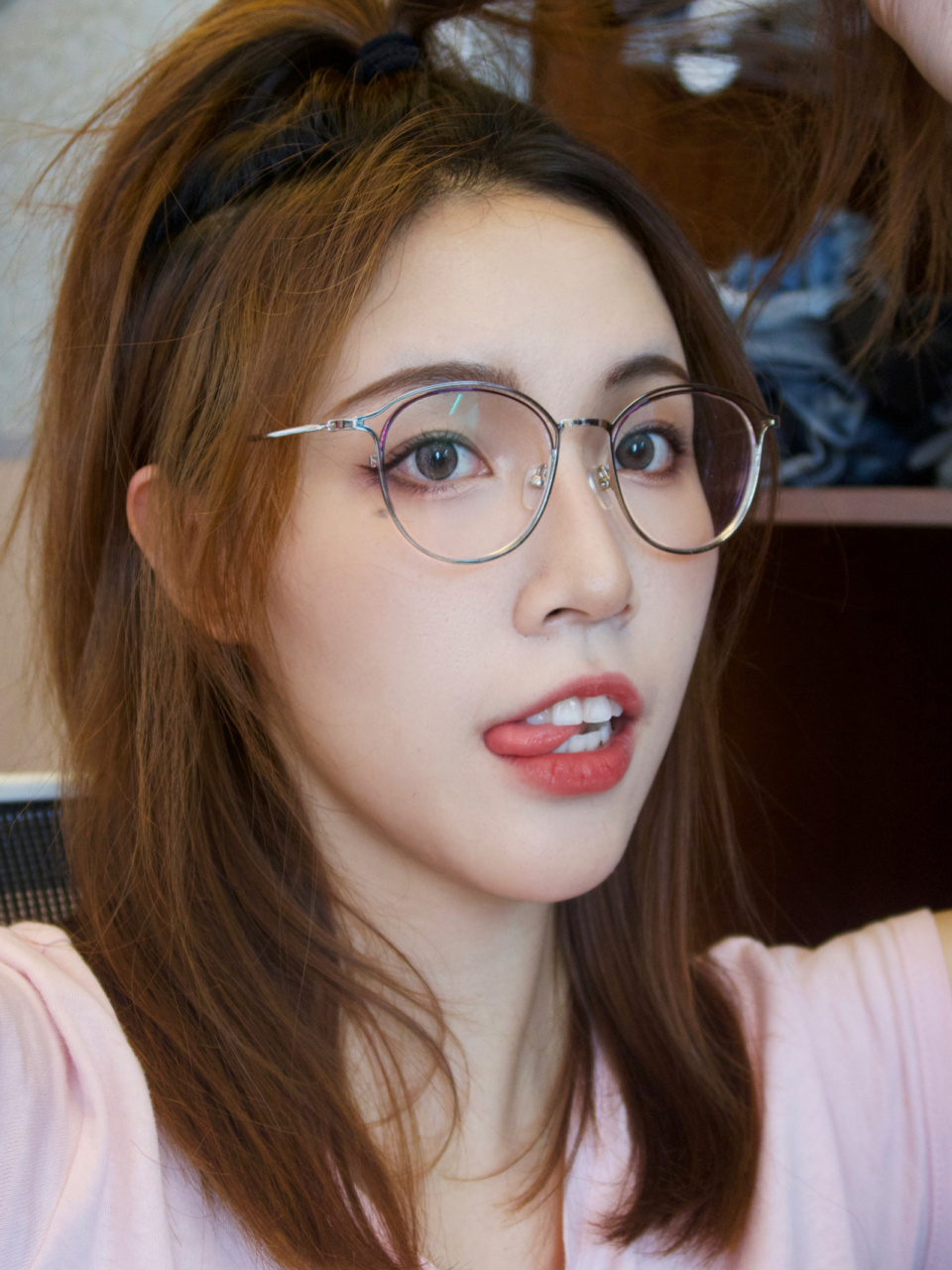 来了来了来了 我的脸是标准的长脸 而且整体脸型也比较窄 下巴比较尖