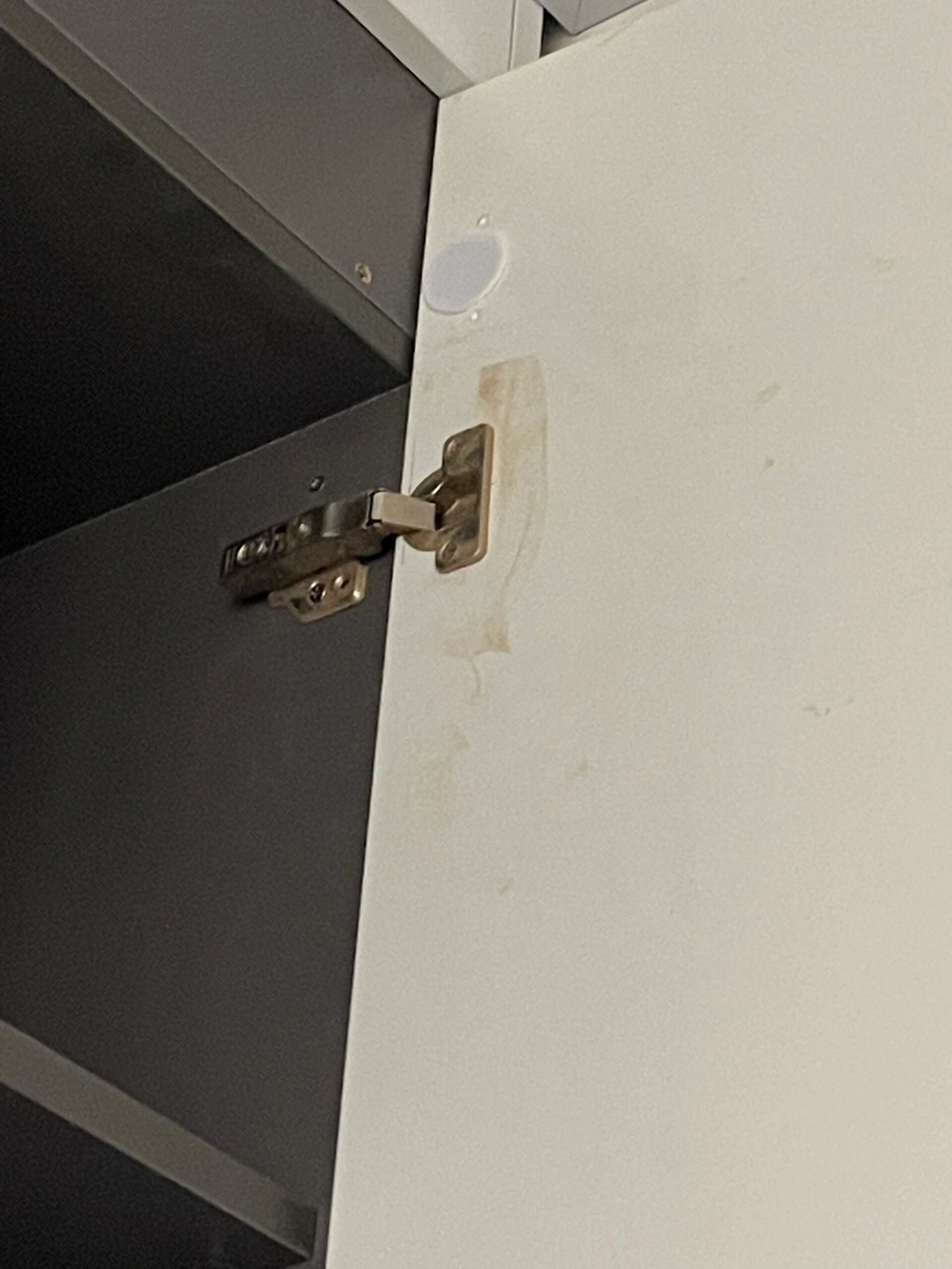 柜门铰链孔位开错 我家厨房所有吊柜门板全部开错了,都扣了一个这样的