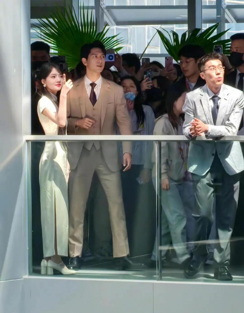 李现任敏新浪扫楼电梯大片,两人穿民国风格服装好般配,才子佳人即视感