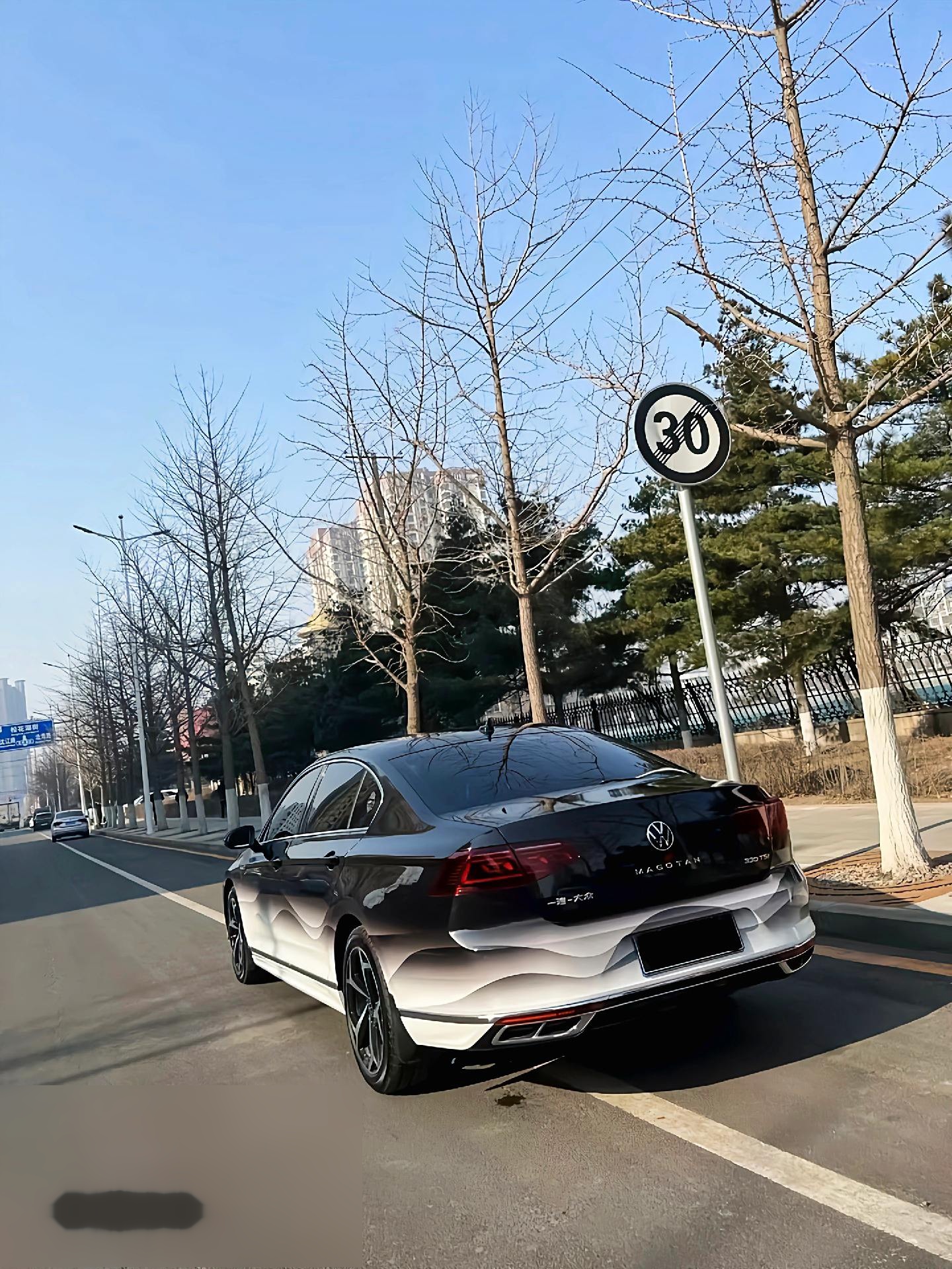 大众迈腾b8车型改色案例展示:黑白渐变改色膜,专业贴膜师傅小刘倾力